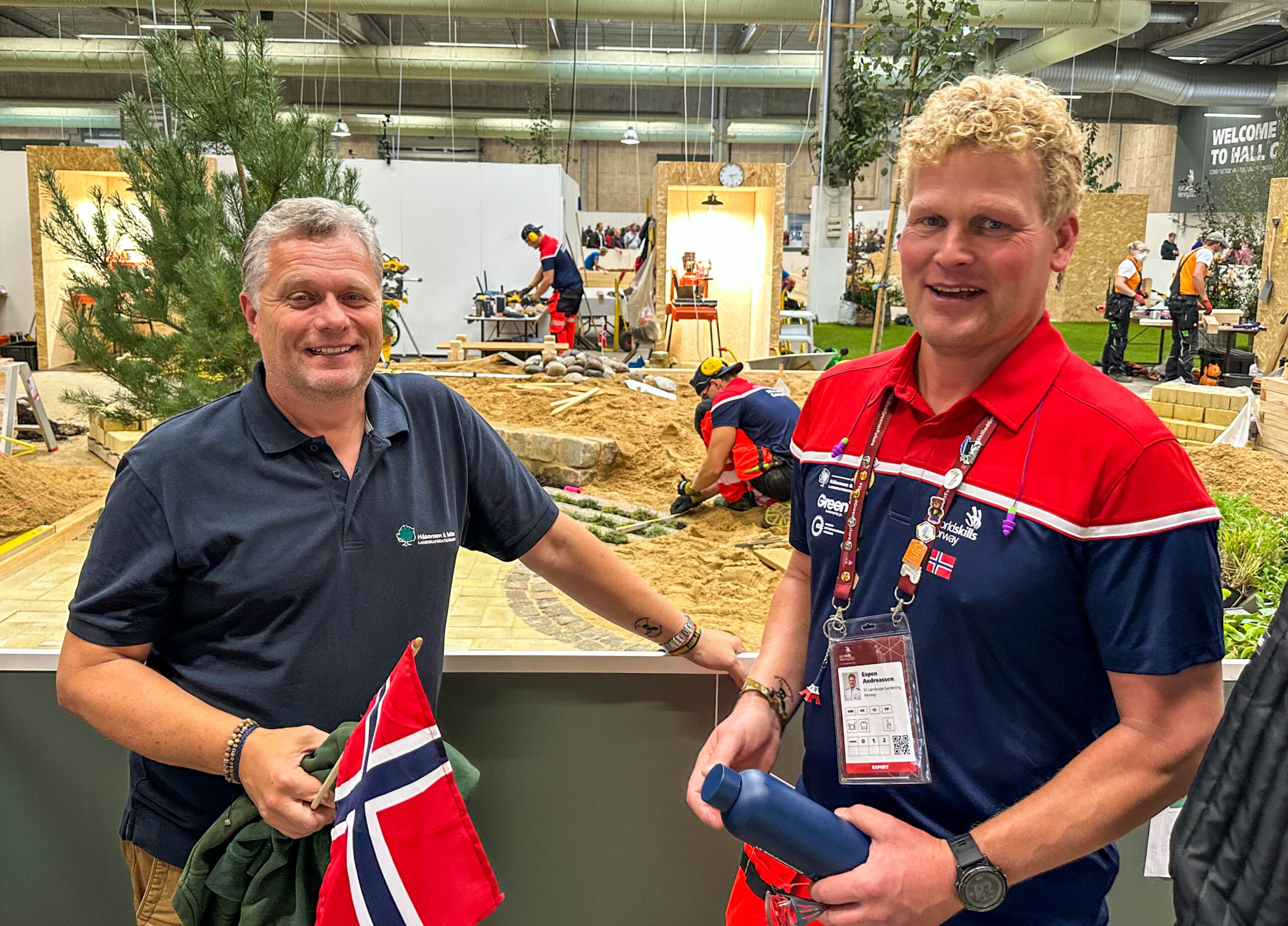 Tommy Lier (t.v), lærlingeansvarlig i Håkonsen & Sukke, og Espen Andreassen, «ekspert» og dommer i anleggsgartnerfaget (også han fra Håkonsen & Sukke), heier på Fabian og Jørgen. (Foto:Runar F. Daler)