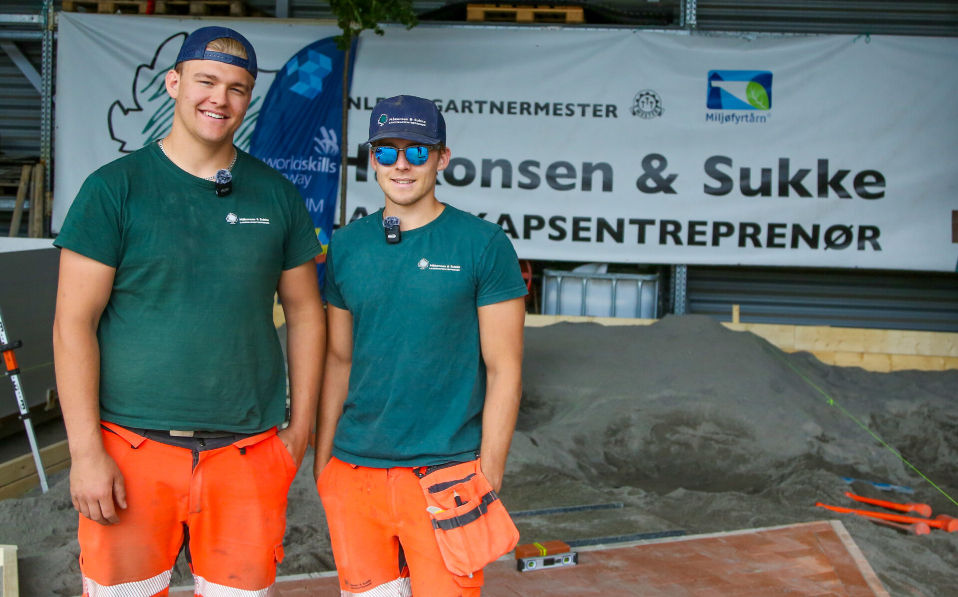 Anleggsgartnerlærlingene Fabian Jakobsen Skatvedt (t.v.) og Jørgen Hansen-Sukke skal delta i Yrkes-EM i Herning, Danmark i september. (Foto: Runar F. Daler)