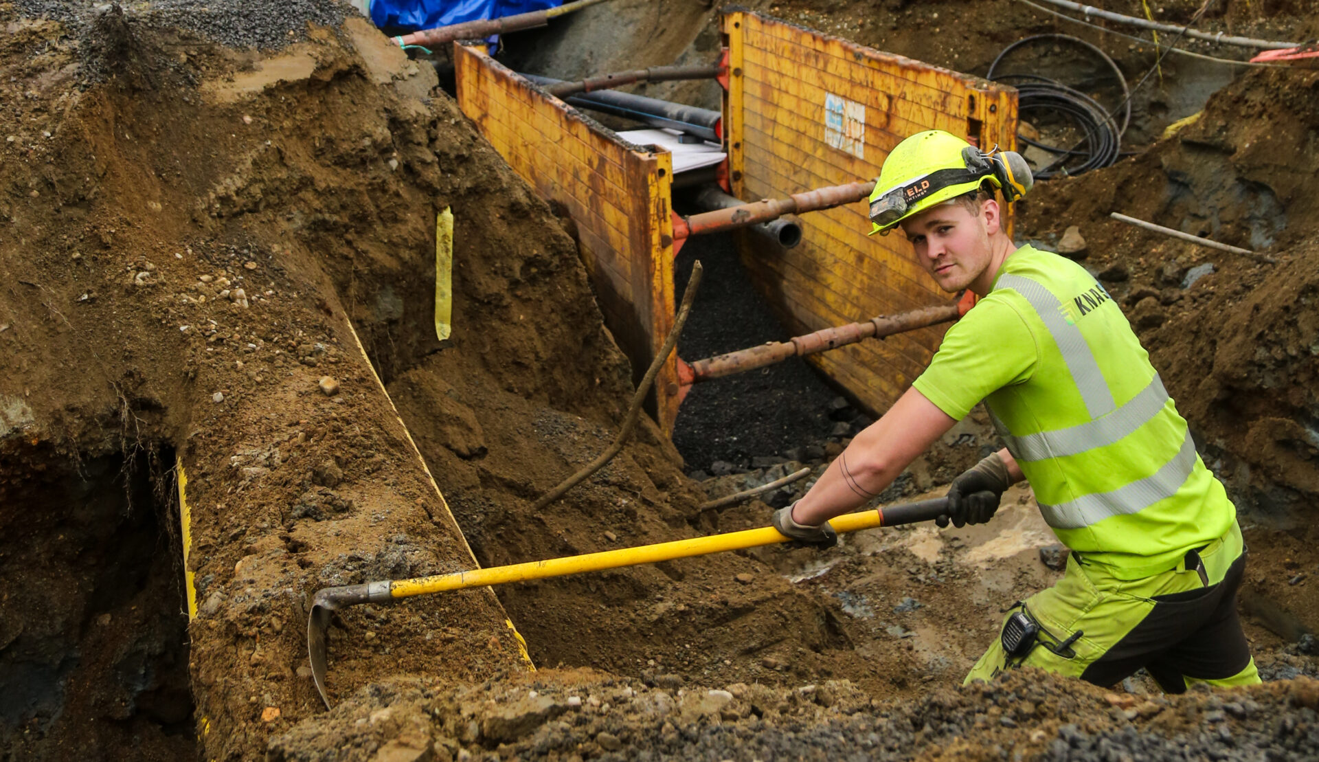– Det er fint med variasjon, sier Markus Søttar (21), som har tatt tre fagbrev på rappen hos bedriften Kolbjørn Nilsskog AS. (Foto: Runar F. Daler)