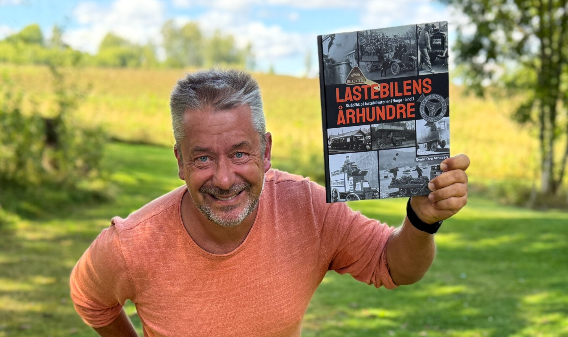 En velskrevet, rikt illustrert og underholdende bok som bør stå på hyllen til alle som har et hjerte som banker for norsk transporthistorie. – Denne boken er det artigste jeg noen gang har jobbet med. Jeg har flirt meg gjennom hundrevis av timer i jakten på gode historier, og de er det mange av, sier den entusiastiske forfatteren, Svein-Ove Arnesen. (Foto: Njål Hagen)