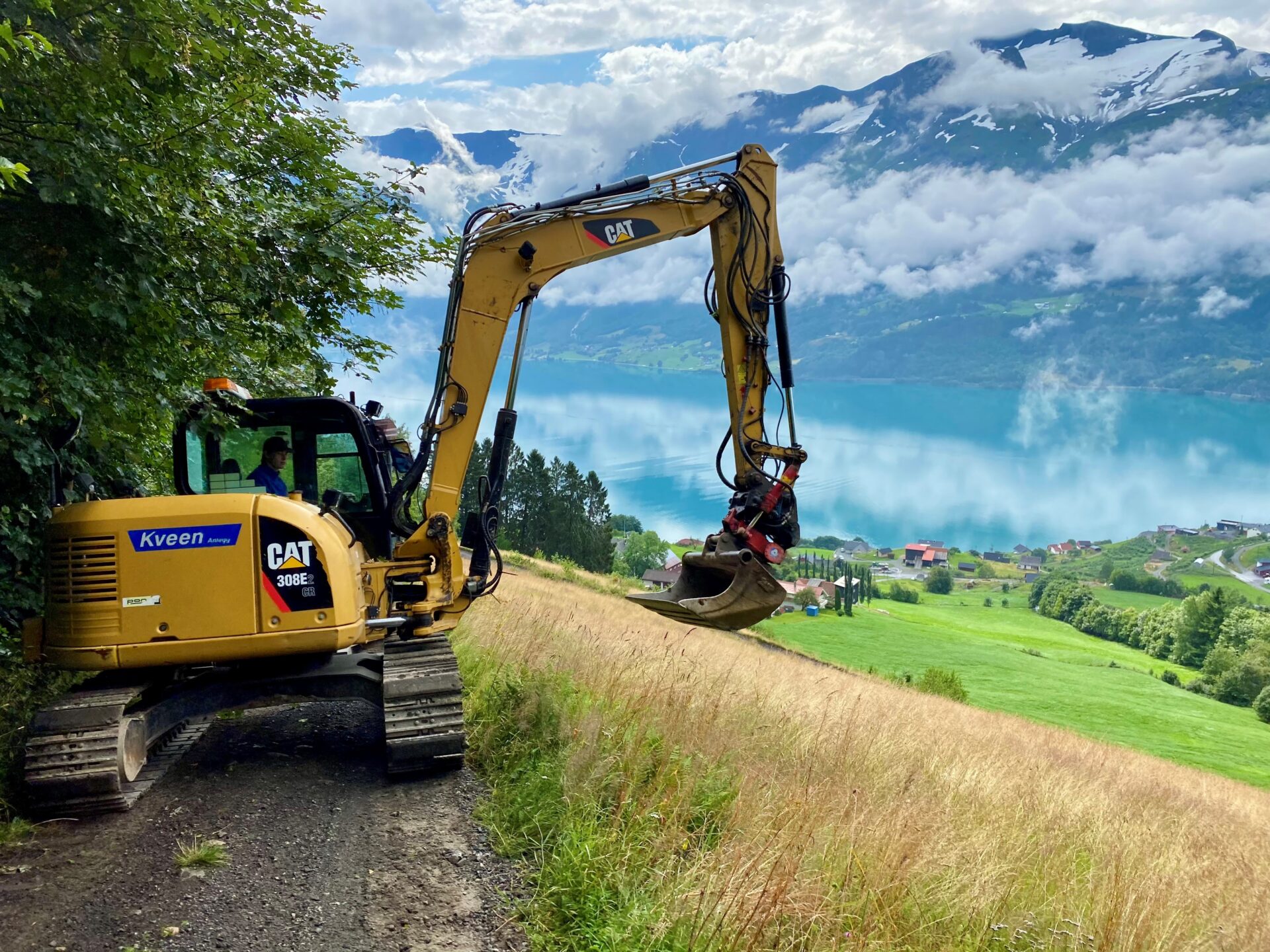 Forrige utgaves fotokonkurranse gikk ut på å ta det beste anleggsrelaterte sommerbildet. Vi synes vinneren traff blink med dette flotte bildet. Nå er det ny konkurranse på gang! Fristen for innsendelse – til anleggsmaskinen@mef.no – er onsdag 10. september. (Foto: Jon Gudbrand Kveen Øvre-Flo)
