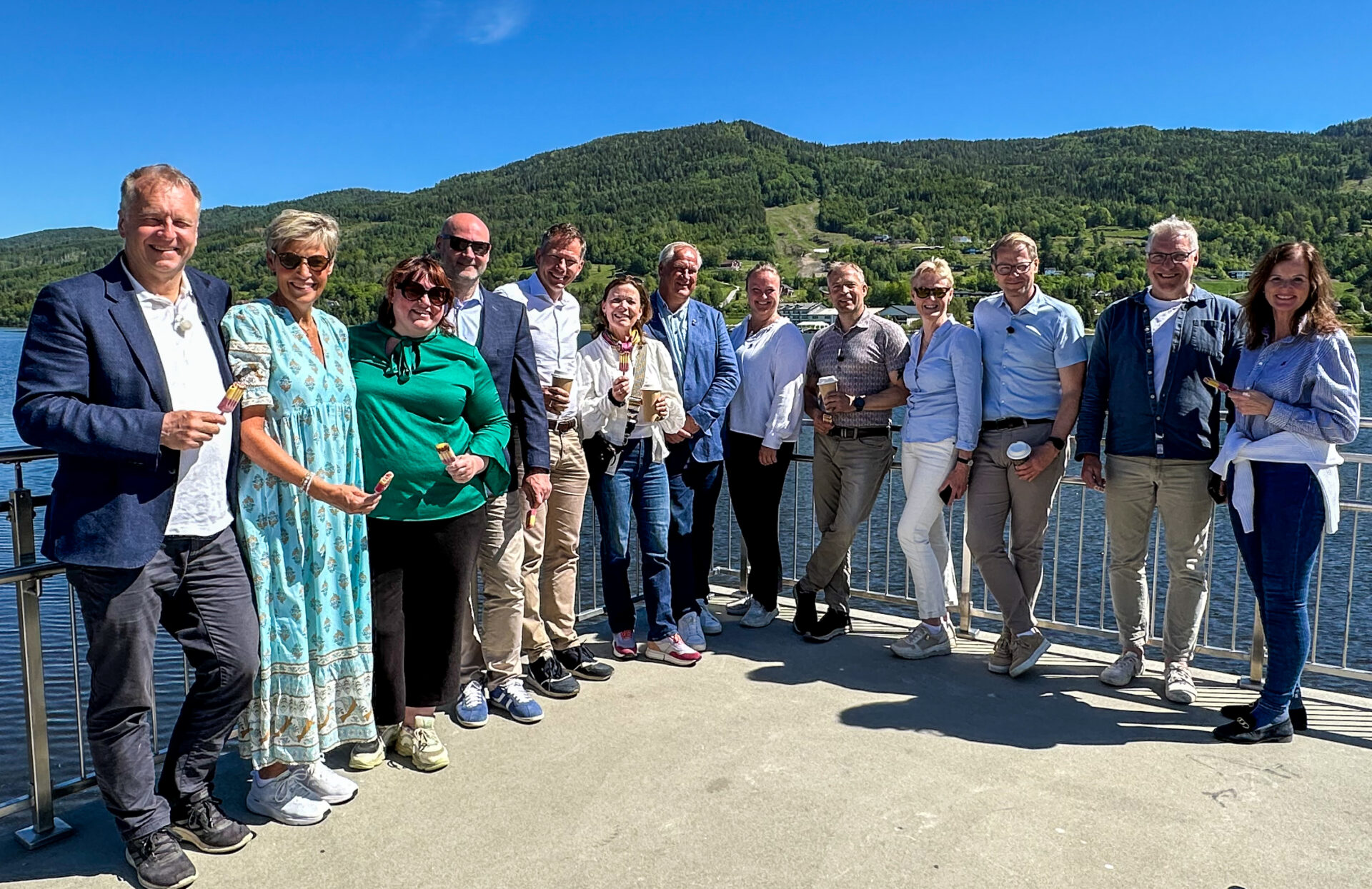 Ordførere og ledende politikere sammen om Ring 4 (fra venstre): Saxe Frøshaug, leder politisk styringsgruppe Ring 4 og ordfører i Indre Østfold kommune; Tina Normann, samferdselskomiteen Buskerud fylkeskommune, Margrethe Prahl Reusch, leder samferdselskomiteen Akershus fylkeskommune, Bernt Nøst-Klemmetsen, ordfører Ås kommune, Kjetil Kivle, ordfører Lier kommune, Kari Sofie Bjørnsen, kommunestyret Asker kommune/fylkesleder Akershus Høyre, Kjell Arne Hermansen, ordfører Drammen, Anette C. Elseth, varaordfører Lillestrøm kommune, Morten Lafton, ordfører Jevnaker kommune, Sunni Grøndahl Aamodt, ordfører Modum kommune, Harald Tyrdal, ordfører Lunner kommune, Sigbjørn Odden, ordfører Frogn kommune og Liv Thon Gustavsen, fylkesvaraordfører Akershus fylkeskommune. (I tillegg deltok Roger Evjen, ordfører Aurskog-Høland kommune). (Foto: Runar F. Daler)