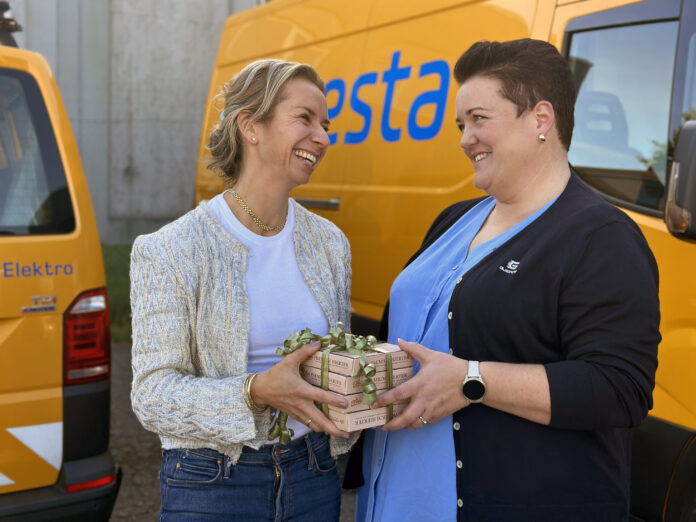 Tonje G. Jensen (t.v.) og Marianne Gjerde - enige om avtale. Arvid Gjerde AS kjøper Mestas rekkverkvirksomhet. Overdragelsen skjer 1. oktober. (Foto: Mesta)