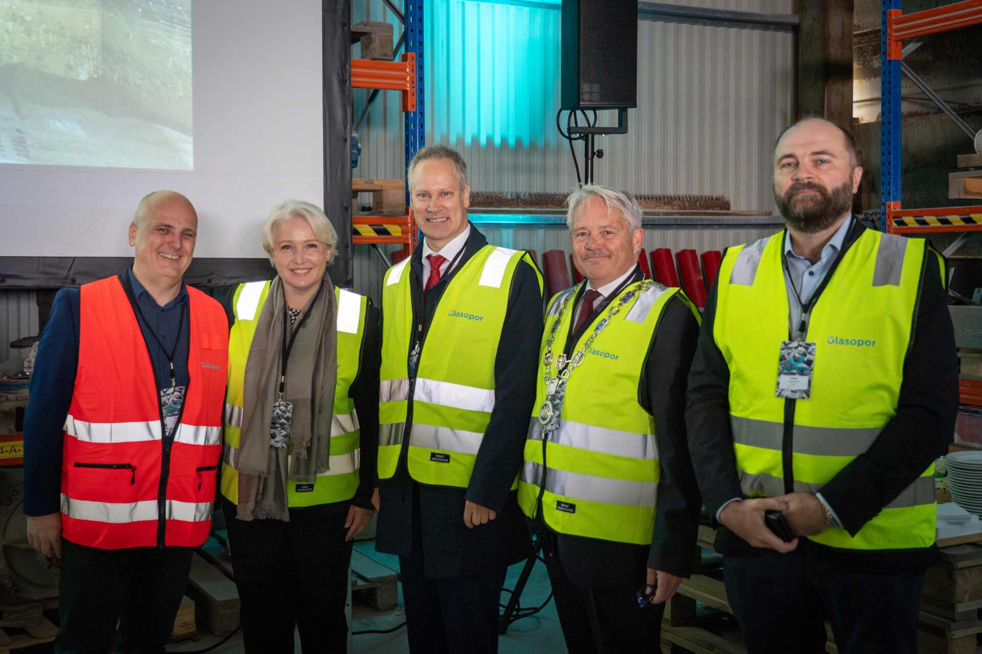 F.v.: Administrerende direktør i Glasopor, Truls Børresen, konserndirektør i Partnera/Foamit Group, Erja Sankari, samferdselsminister Jon-Ivar Nygård, varaordfører Bjørnar Laabak og økonomidirektør Jussi Lappalainen i Partnera/Foamit Group. (Foto: Glasopor)