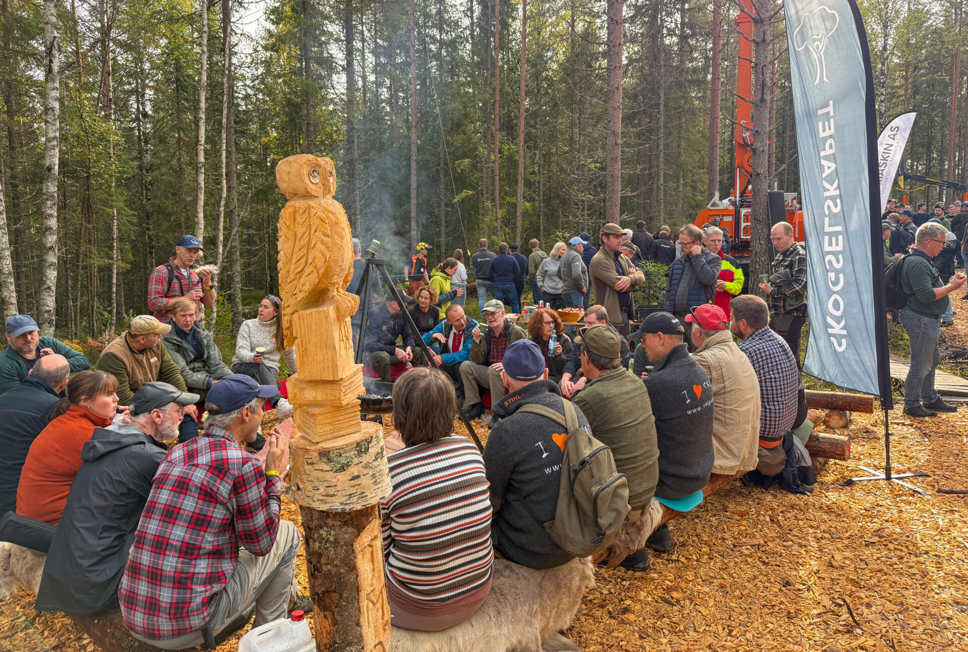 Skogbransjen strømmet til skistadion, ikke langt fra Nebbenes kro sørgående, for å besøke Hurdagene 2025. (Foto: Njål Hagen)