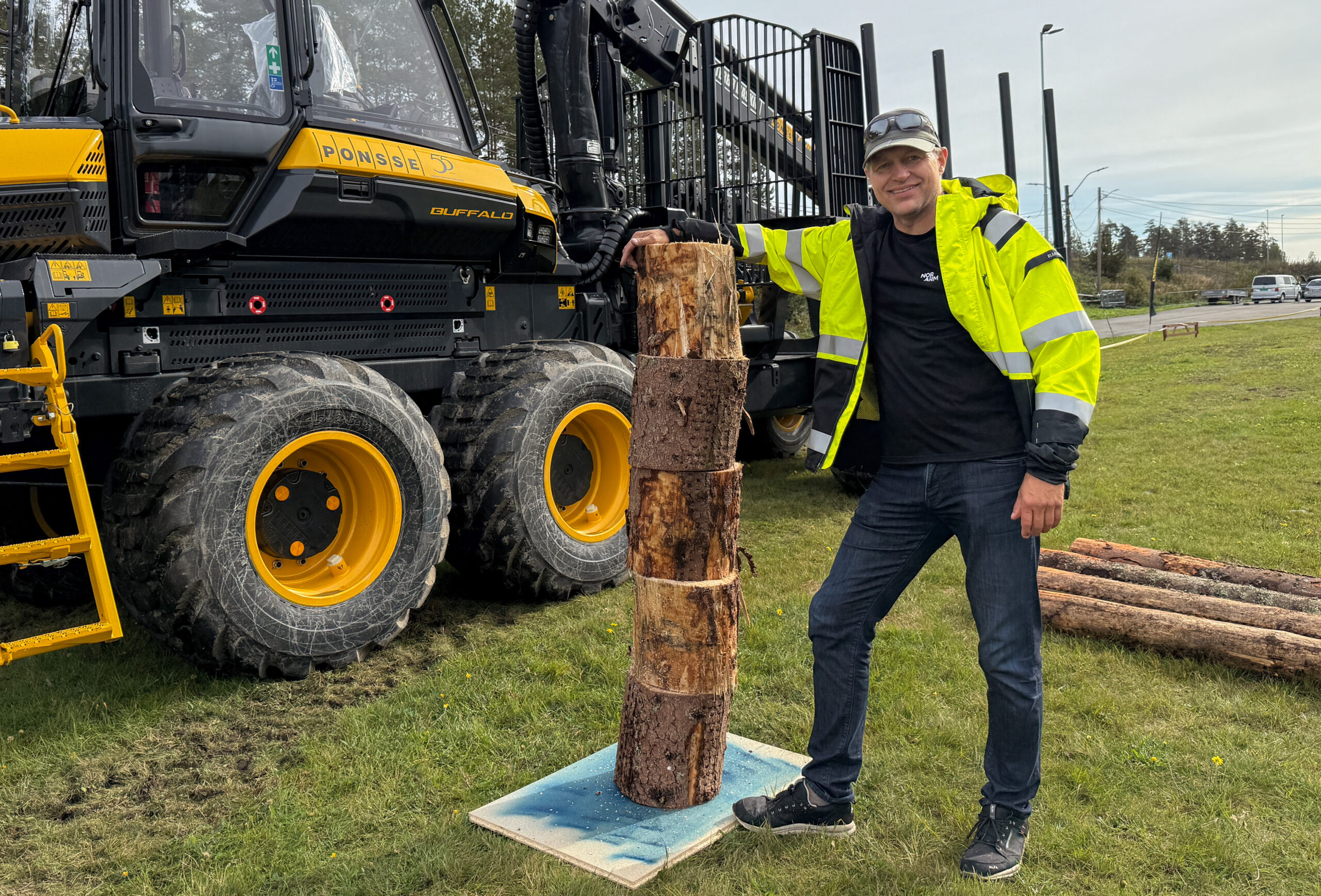 Bjørn Lauritzen, eller bare Skogbjørn, (fagsjef skog i MEF), organiserer Norgesmesterskapet i lassbærerkjøring og gleder seg til konkurransestart lørdag kl. 09. (Foto: Njål Hagen)
