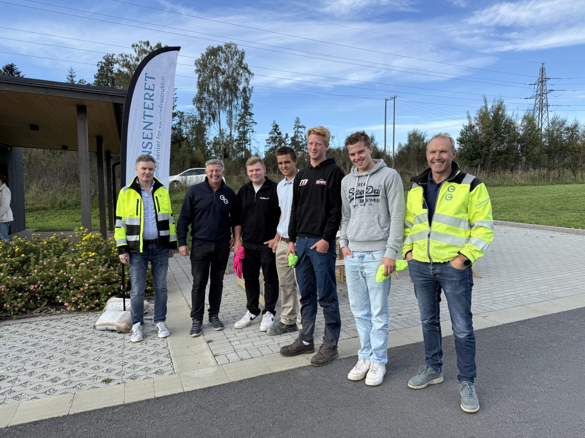 Her er lærlingene som deltok på årets Vannfestival sammen med representanter fra MEF og OKAB. Fra venstre: Finn Bangsund (MEF), Geir-Inge Mosling (OKAB Oslo og Viken), Ole Herman Hoel (lærling Råde Graveservice AS), Gabriel Slettedal (lærling Råde Graveservice AS), Eivind Høimyr (lærling Stordalen Entreprenør AS), Elias Jensen Dokken (lærling GTS AS), og Benny Engelstad (OKAB BVT). (Foto: Njål Hagen)