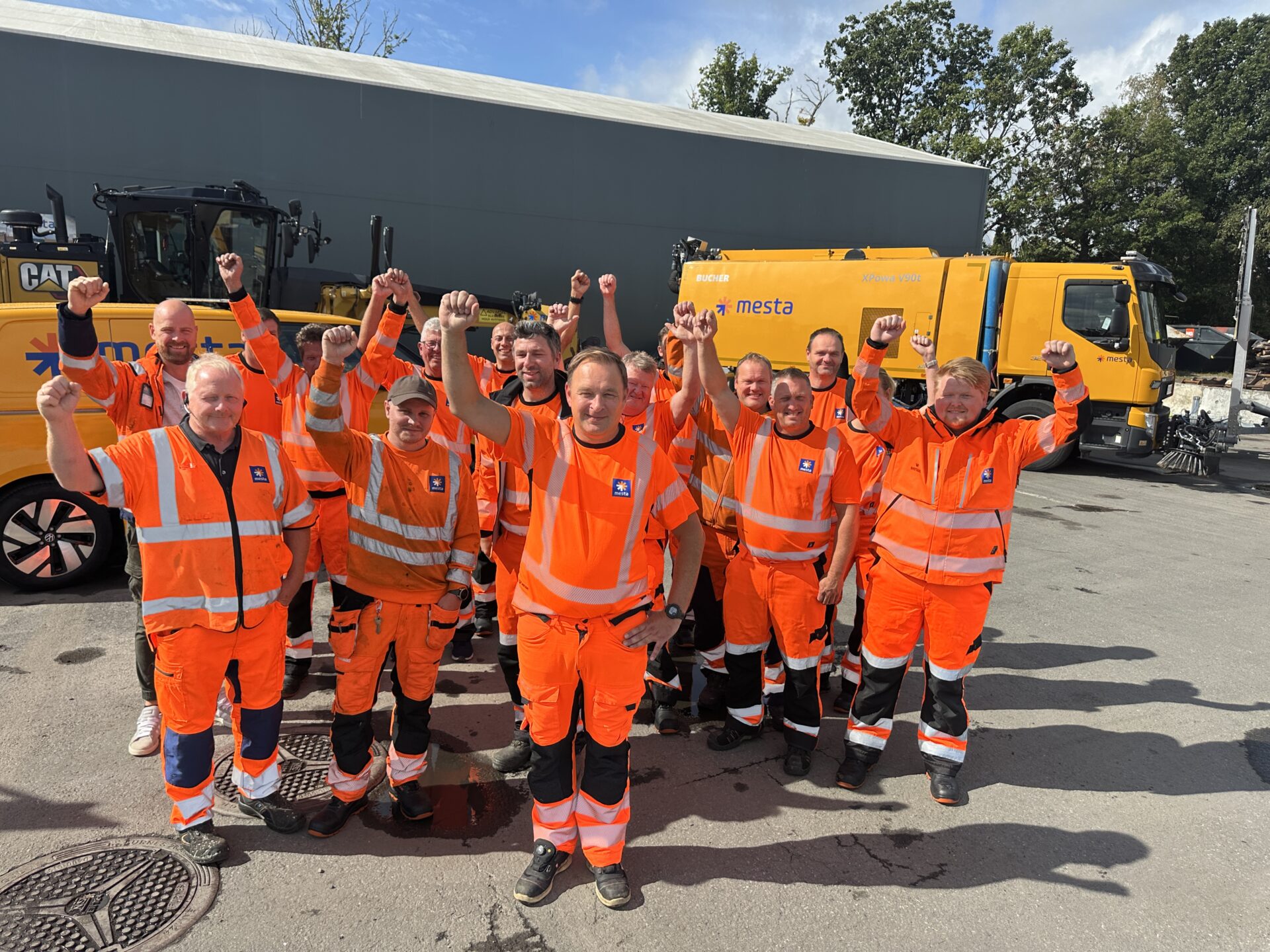 Feiret oppstart av kontrakter: Tor Reidar Tandrevoll (foran) er Mestas prosjektleder på Nye veier-kontrakten. (Foto: Mesta)