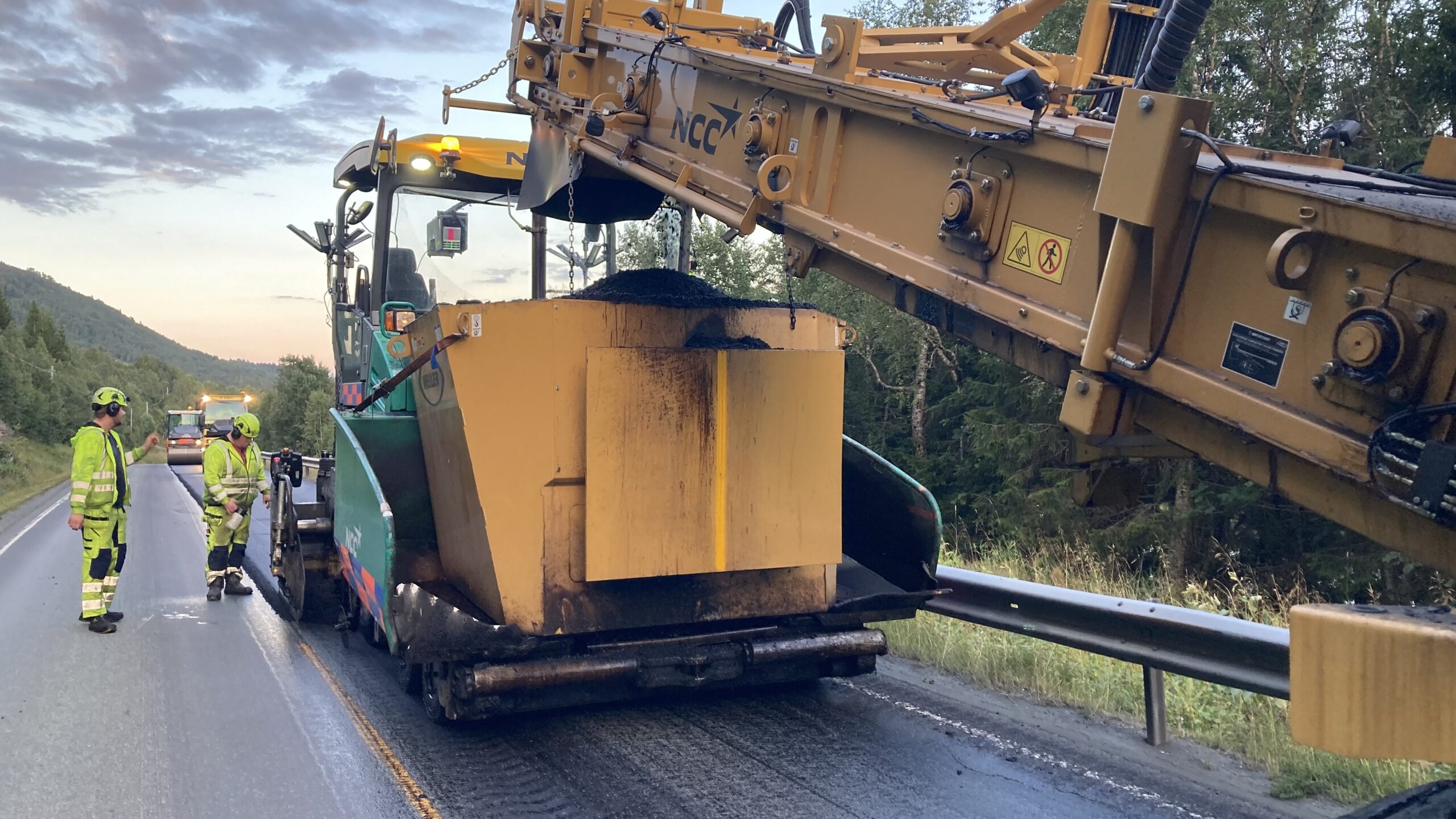 NCC legger en ny type asfalt, der over 60 prosent av steinmaterialene stammer fra resirkulerte gravemasser. (Foto: NCC)