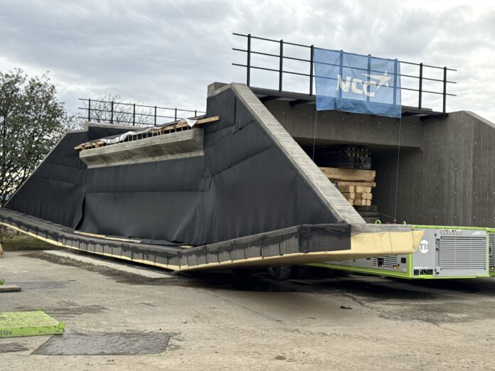 NCC har hatt hovedansvaret for støpingen av den massive kulverten, som ble fraktet på plass av Nordic Crane. (Foto: NCC)
