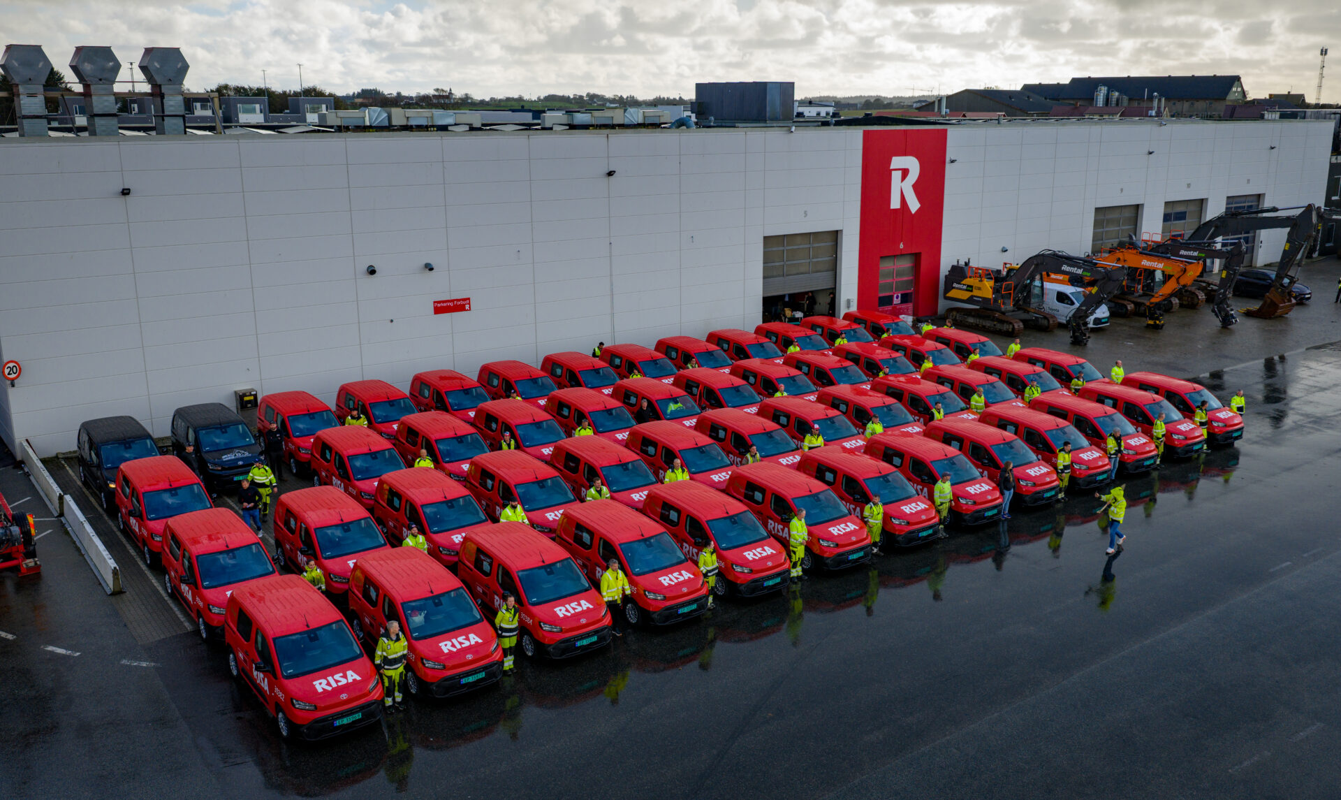 Risa fikk nylig overlevert 50 el-Toyota fra Rental.one. (Foto: Rental.one)