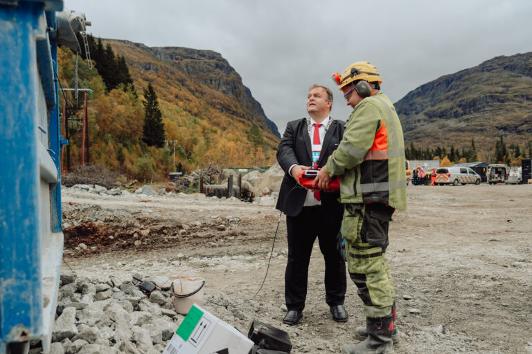 Første salve på det som blir Norges fjerde lengste tunnel - Anleggsmaskinen