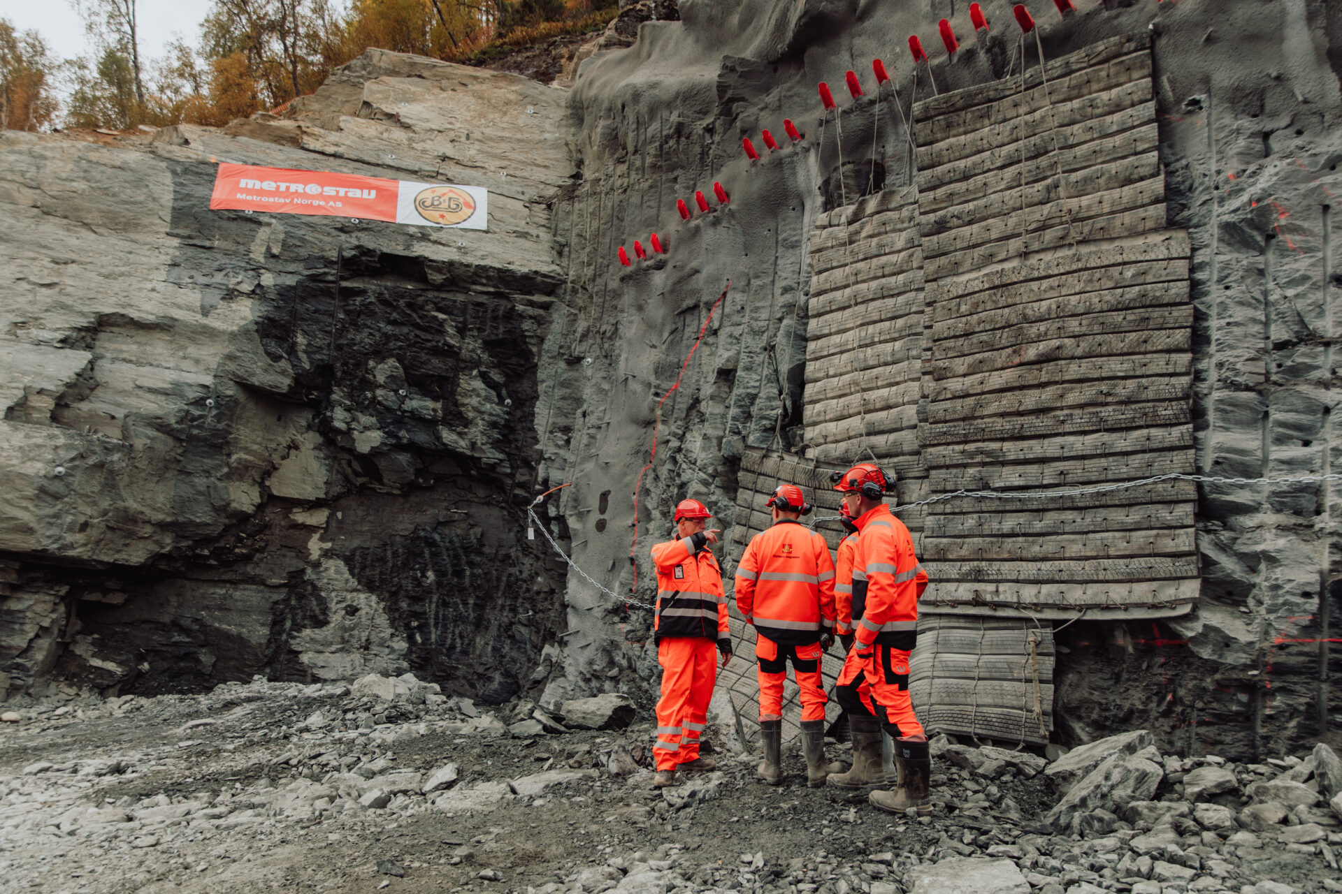Prosjektleder Frode Lykkebø sammen med flere fra prosjektgruppa som inspiserer en vellykket første salve. (Foto: Karoline Rage)
