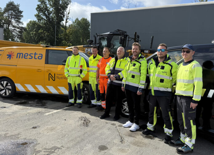 Mesta og Traftec tar over driften av Nye Veiers veistrekninger på Sør- og Østlandet fra 1. september. Fra venstre: Roar Dypvik (driftsrådgiver Nye Veier), Trond Einar Elden (kontraktsrådgiver Nye Veier), Tor Reidar Tandrevoll (prosjektleder Mesta), Torbjørn Rønning (rådgiver elektro Nye Veier), Mads Beilegaard (prosjektleder Traftec), Even Fossnes (driftsleder Traftec) og Håvard Bjornes (driftsleder Traftec). (Foto: Nye Veier)