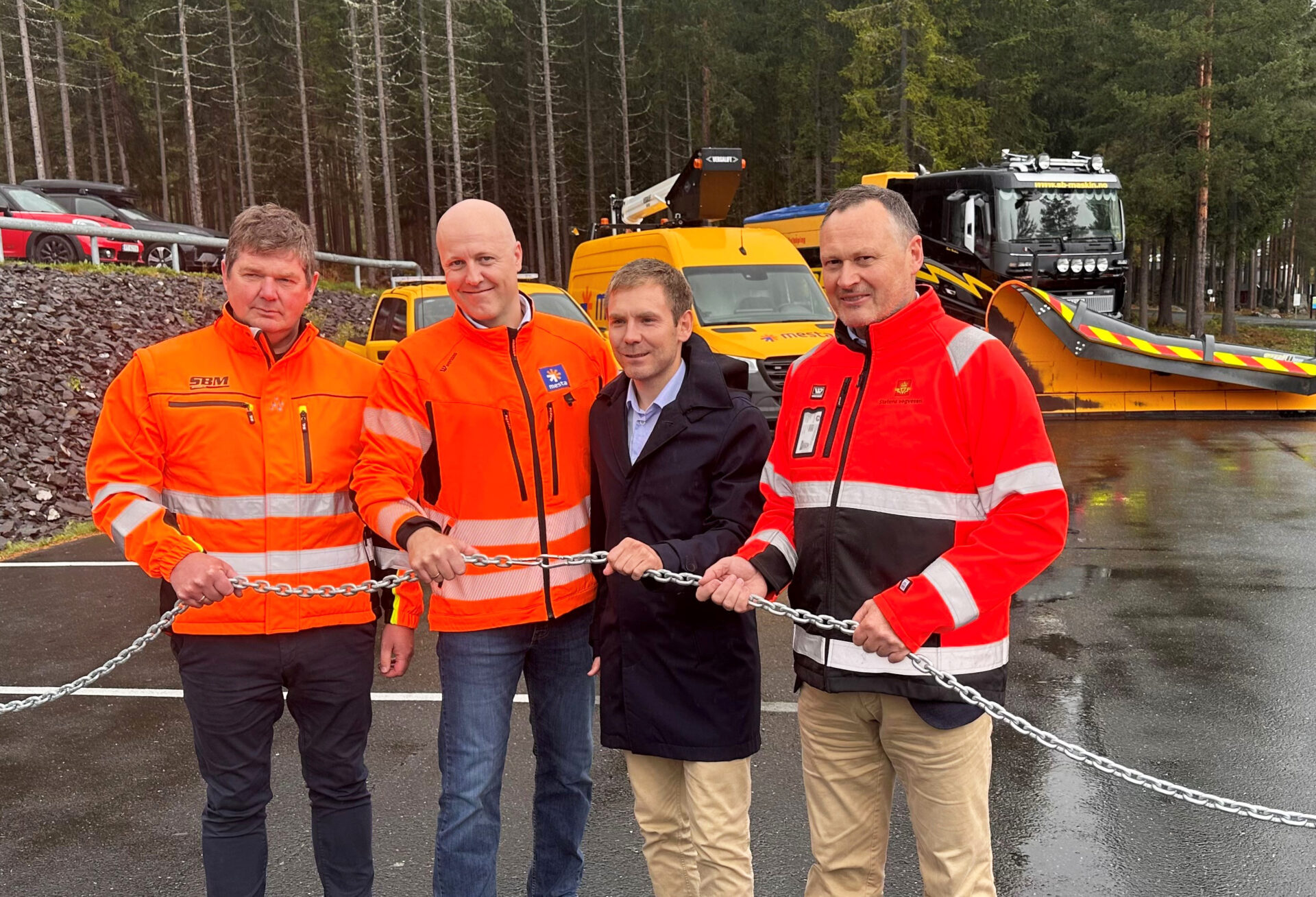 Daglig leder Stian Brenden og konserndirektør Joar Ølmheim i Mesta markerte oppstart av nye driftskontrakter i Innlandet og resten av landet sammen med statssekretær Tom Kalsås og fungerende divisjonsdirektør Cato Løkken i Statens vegvesen. (Foto: Eli Ramstad, Statens vegvesen)