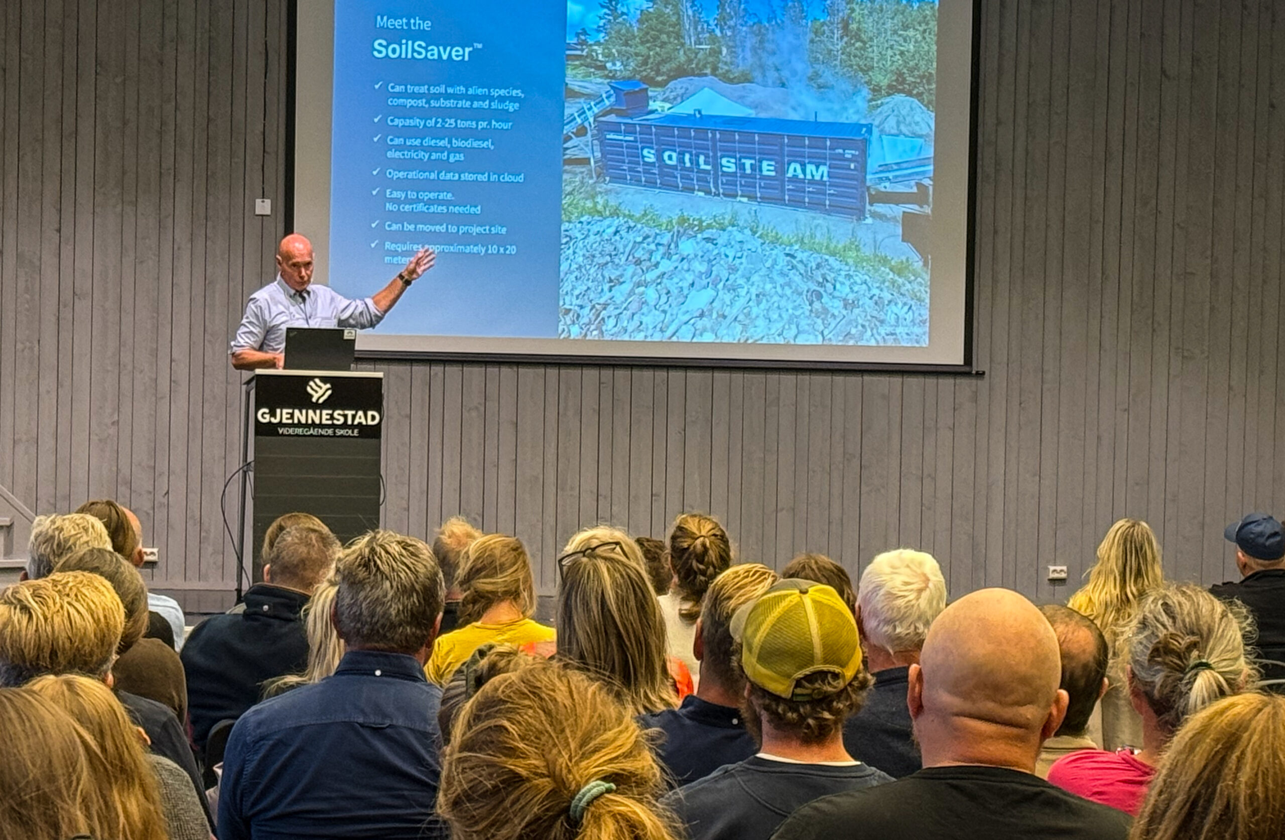 Hans Kristian Westrum forteller om maskiner i drift i Norge, Sverige og Storbritannia. (Foto: SoilSteam)