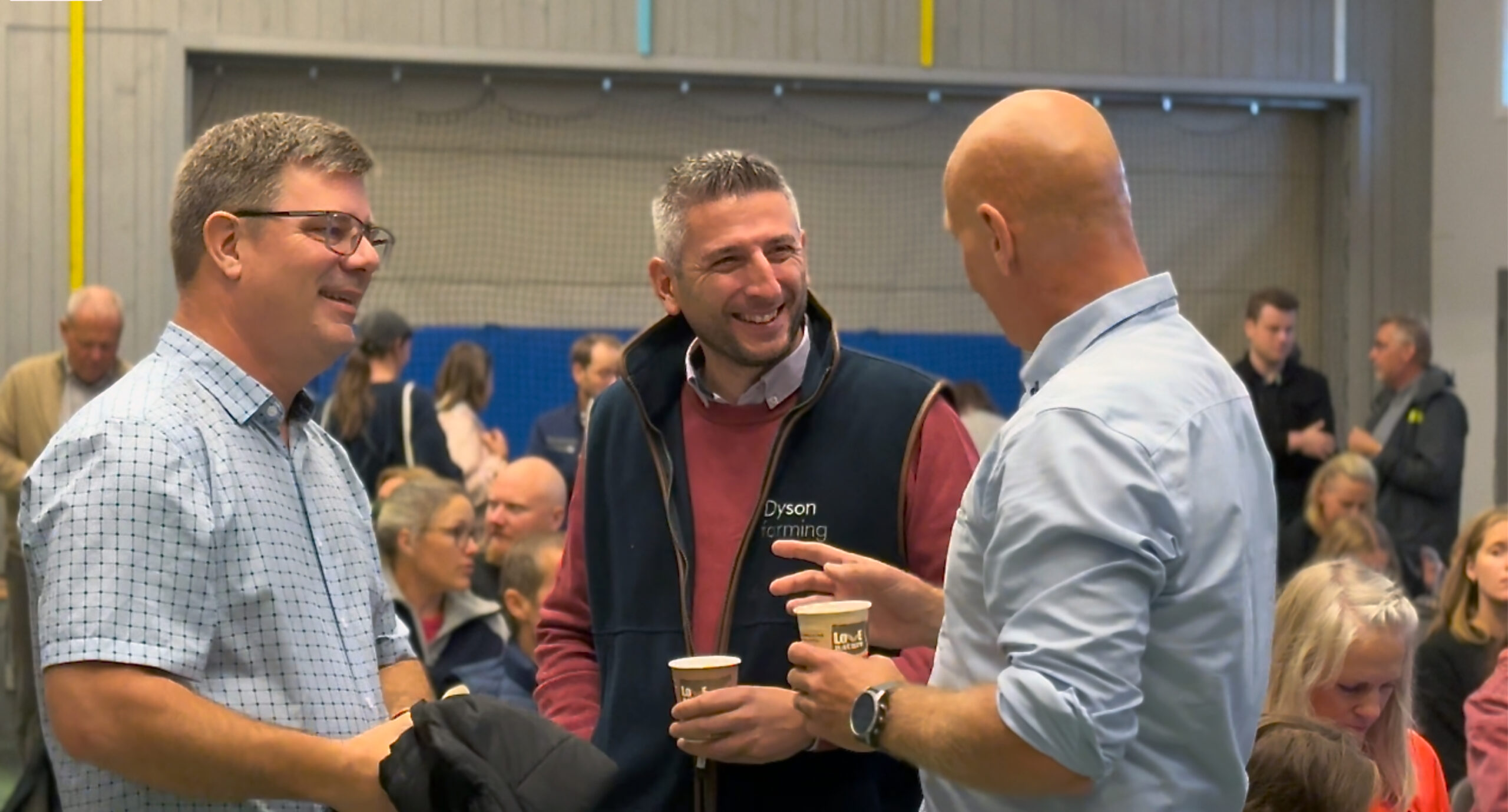 Peter Rauwerda (Green Horizon Sod, Canada) og Angel Angelov (Dyson Farming, UK) i samtale med Hans Kristian Westrum fra SoilSteam. (Foto: SoilSteam)