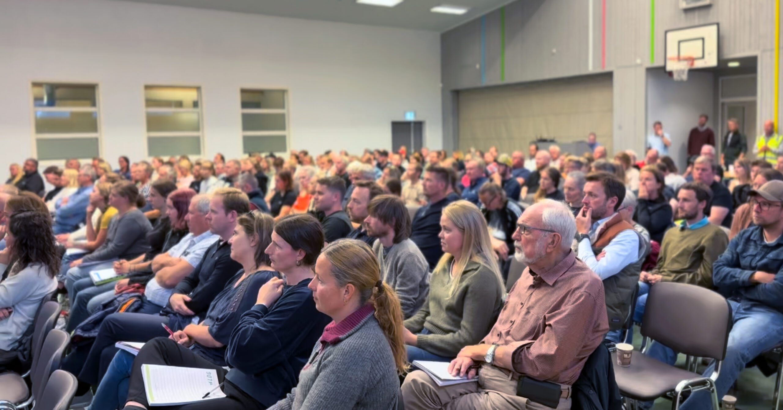 Fullsatt sal og 200 mennesker fikk høre at Vestfold Fylkeskommune krever at jord med fremmede arter blir gjenvunnet. (Foto: SoilSteam)