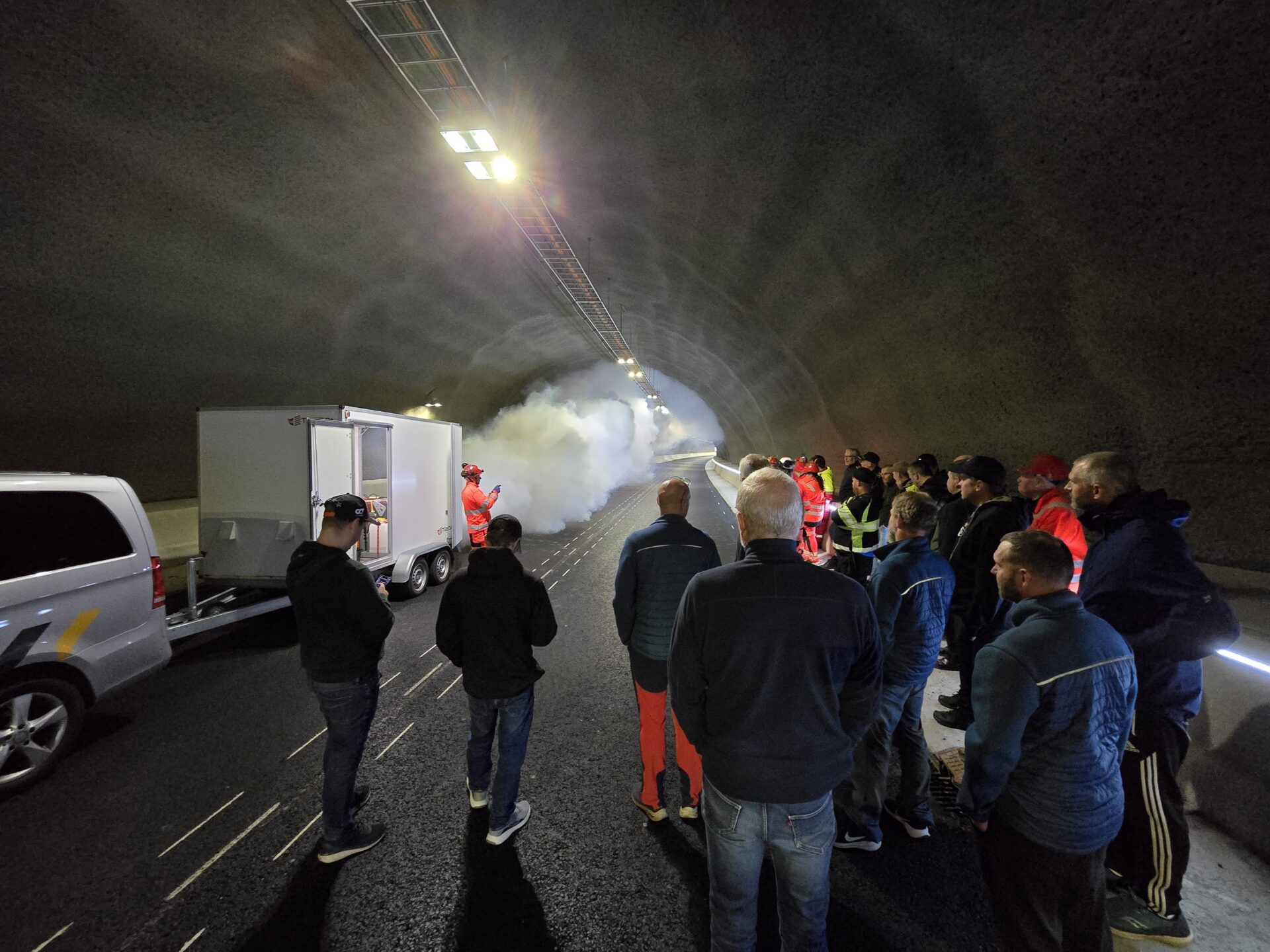 Stresstest: Her testes viftekjøring og overvåkingssystemet i Bergåstunnelen på E6 Svenningelv-Lien. Serveren som skal varsle Vegtrafikksentralen (VTS) og stenge tunnelen ved brann og ulykker, kollapset en måned ut i testperioden. (Foto: Stian Pedersen Rystad/Statens vegvesen)