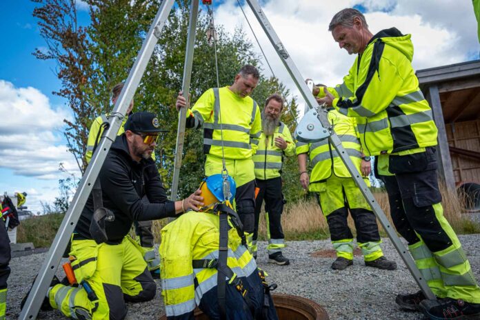 Trening på sikkert arbeid i kum på Vannsenteret. (Foto: Jørn Søderholm)