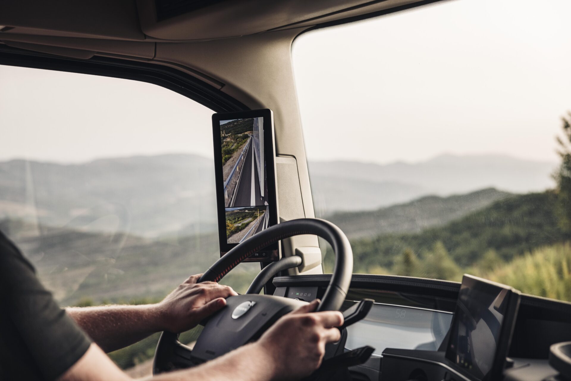 Ifølge Volvo Trucks gir kameraspeil bedre sikt, mindre blindsone og økt trygghet bak rattet. Nå er de også tilgjengelig på ADR-tilpassede lastebiler fra Volvo Trucks. (Foto: Volvo Trucks)