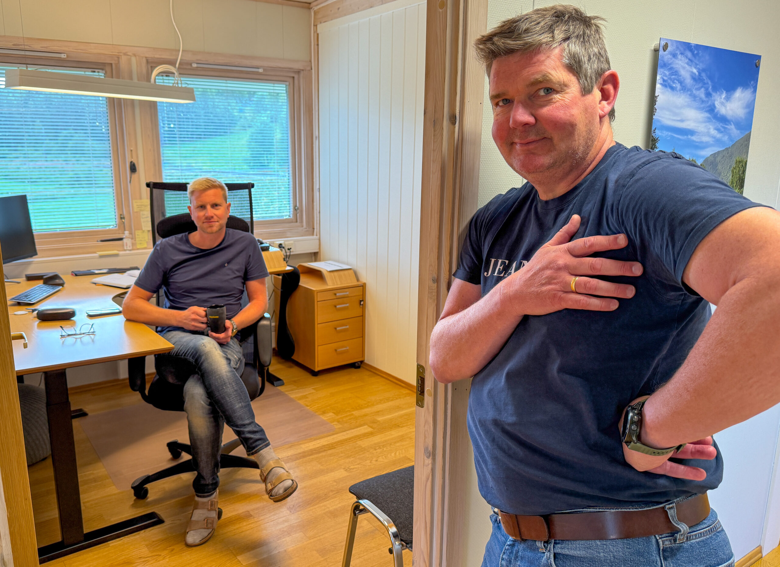 Det var en travel dag på kontoret for Stian Brenden (t.h.), daglig leder, og Endre Solberg, prosjektdirektør, da vi besøkte dem tidligere i høst, men det ble tid til en liten prat om driftskontrakter og anleggsvirksomhet. (Foto: Njål Hagen)