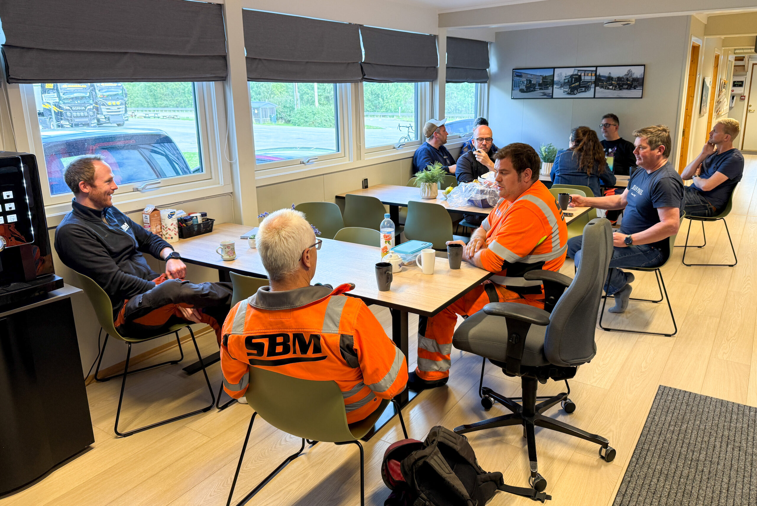 Ansatte samlet til lunsj ved hovedkontoret på Dovreskogen. (Foto: Njål Hagen)