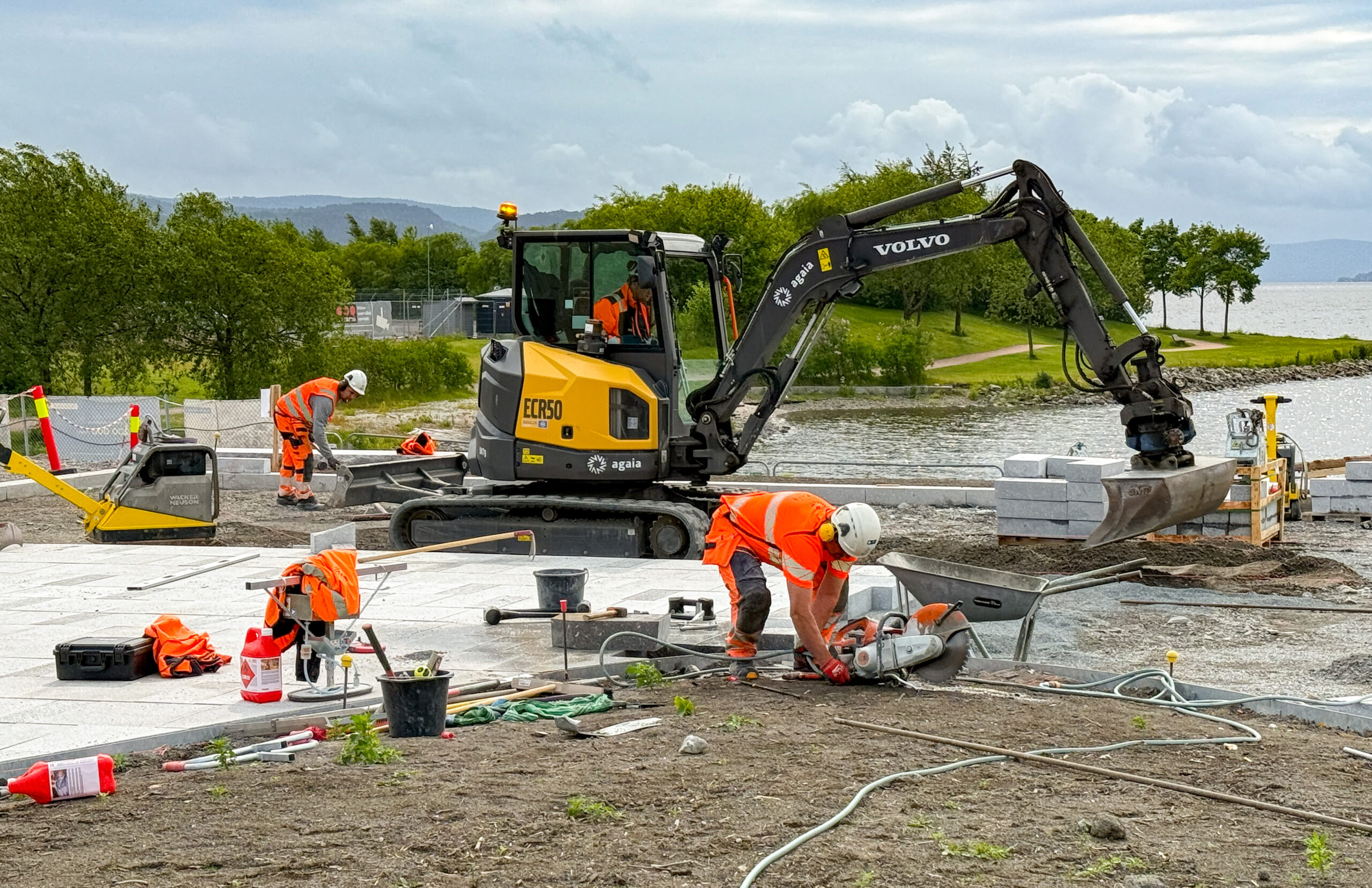 Utomhusprosjektet startet april 2023, og på det meste har Agaia hatt 25 ansatte i arbeid på prosjektet. (Foto: Njål Hagen)