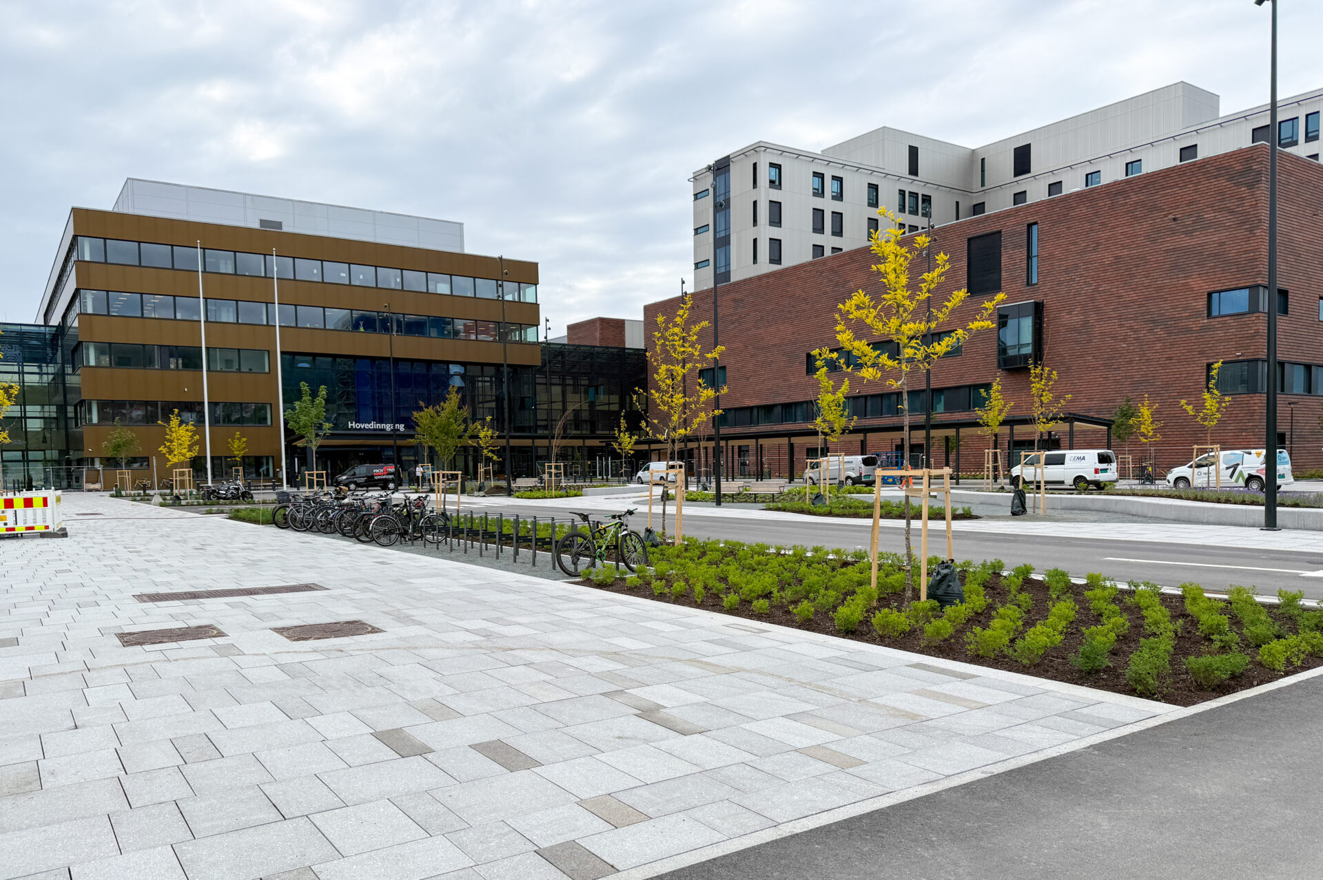 Totalt er utomhusprosjektet på 78 mål, og her ved inngangspartiet til sykehuset er det områder med både granittheller, asfalt, kantstein og store grøntområder, samt rikelig med sykkelparkering både ute og under tak. (Foto: Njål Hagen)