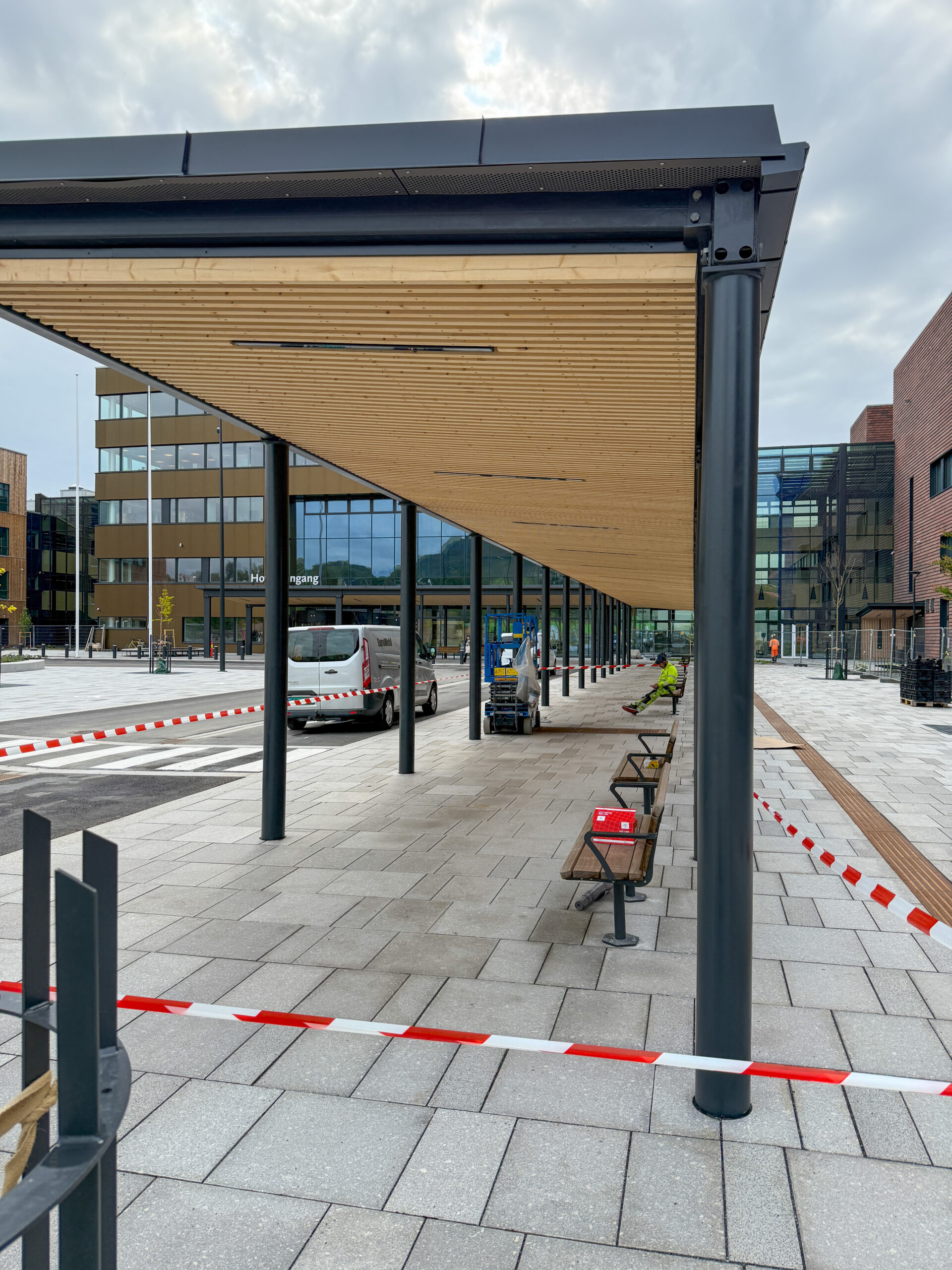 Agaia har også bygget 1,4 mål med takoverbygg, og noe av det er her ved hovedinngangen til sykehuset. (Foto: Njål Hagen)