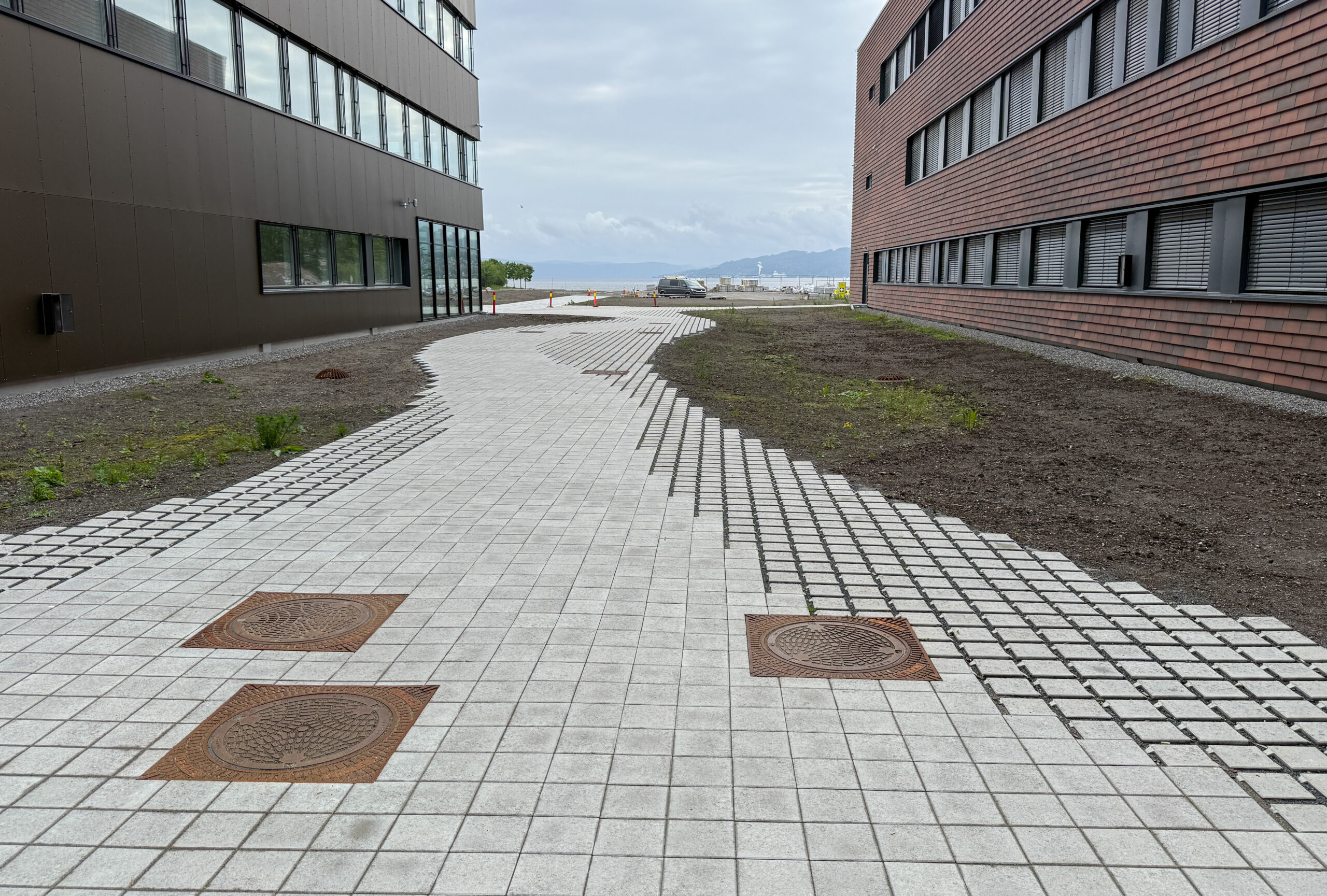 Forskjellige typer betongheller som er blitt til en bølgende gangvei. (Foto: Njål Hagen)