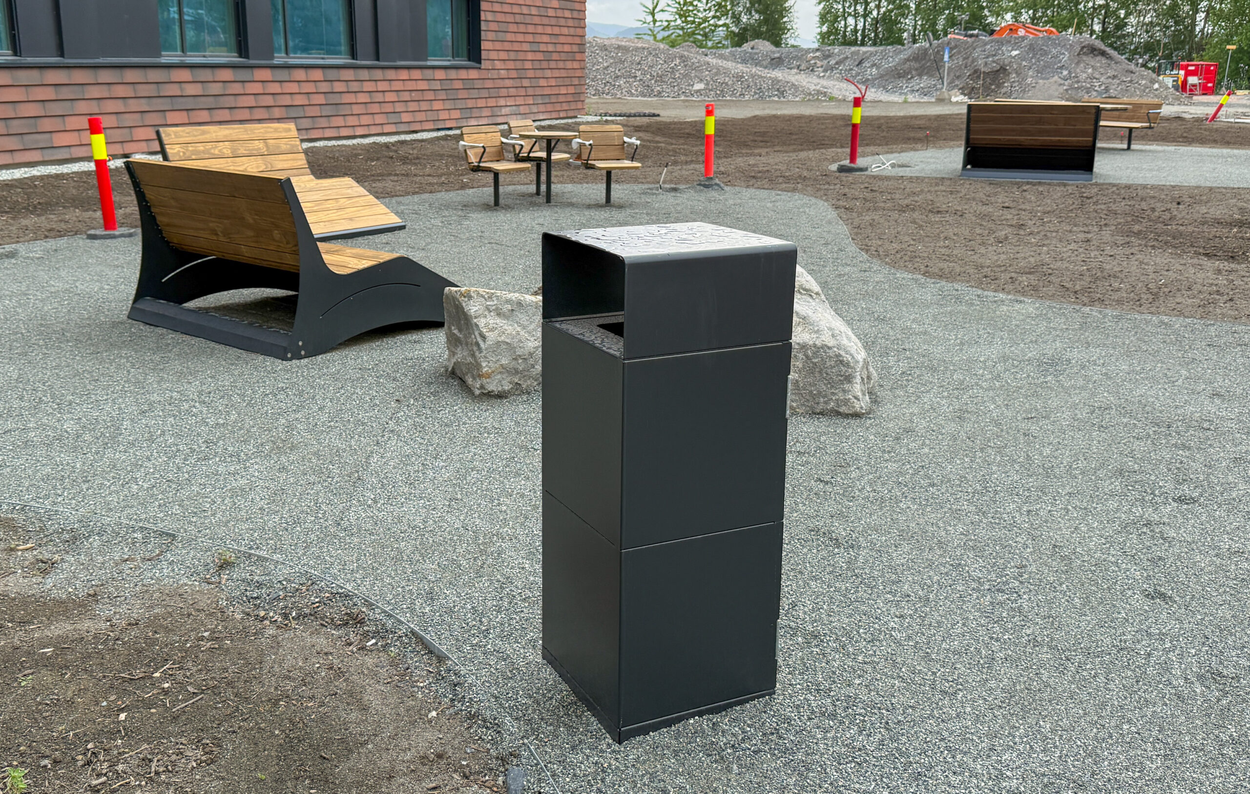 Lokalproduserte utemøbler. Alt av utemøbler er levert av Drammens-firmaet Park & Bymøbler. (Foto: Njål Hagen)