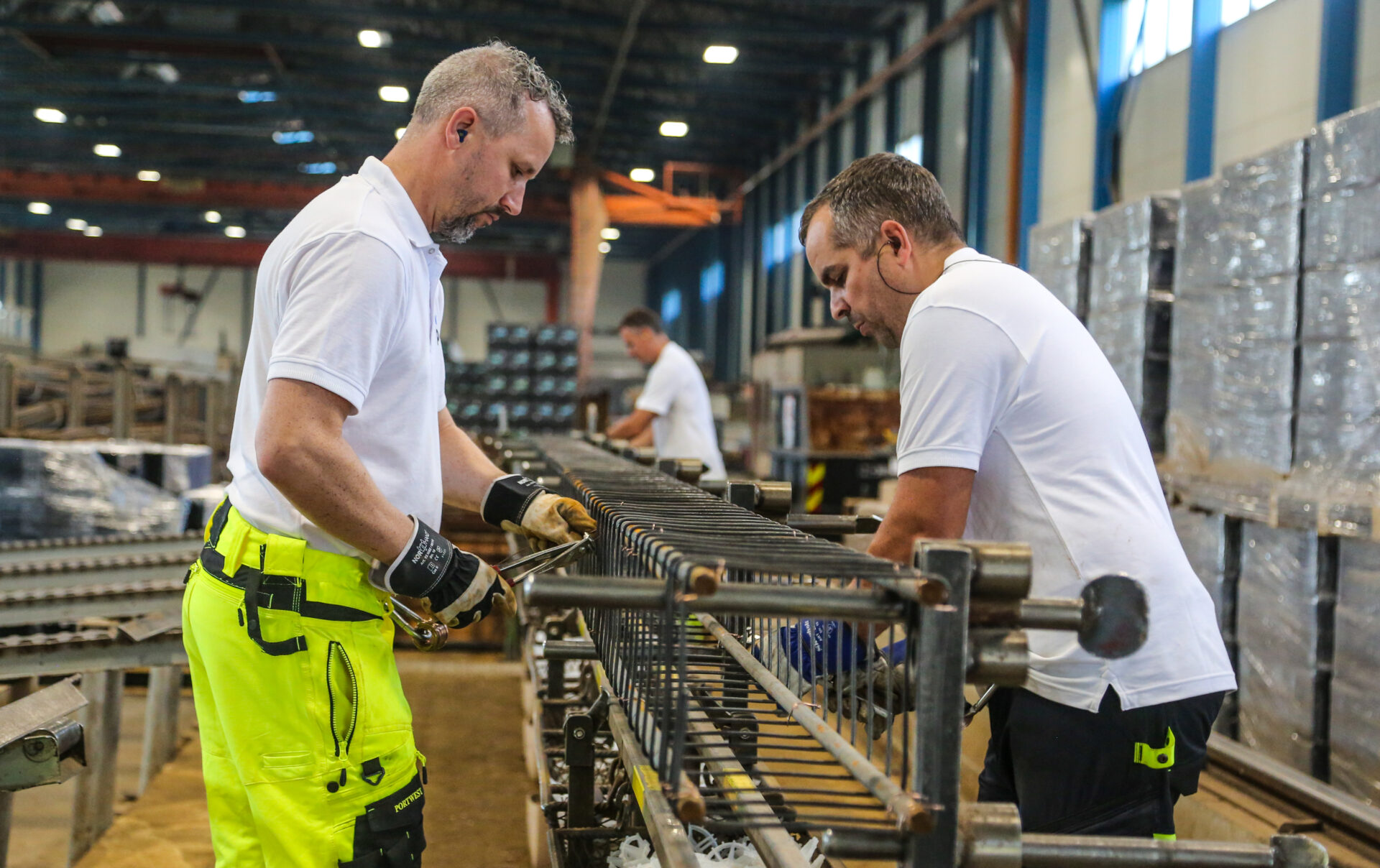 På fagdagen til Nor-Pel fikk de fremmøtte se hvordan betongpelene lages. Her gjøres armeringen til en ny betongpel klar. (Foto: Runar F. Daler)