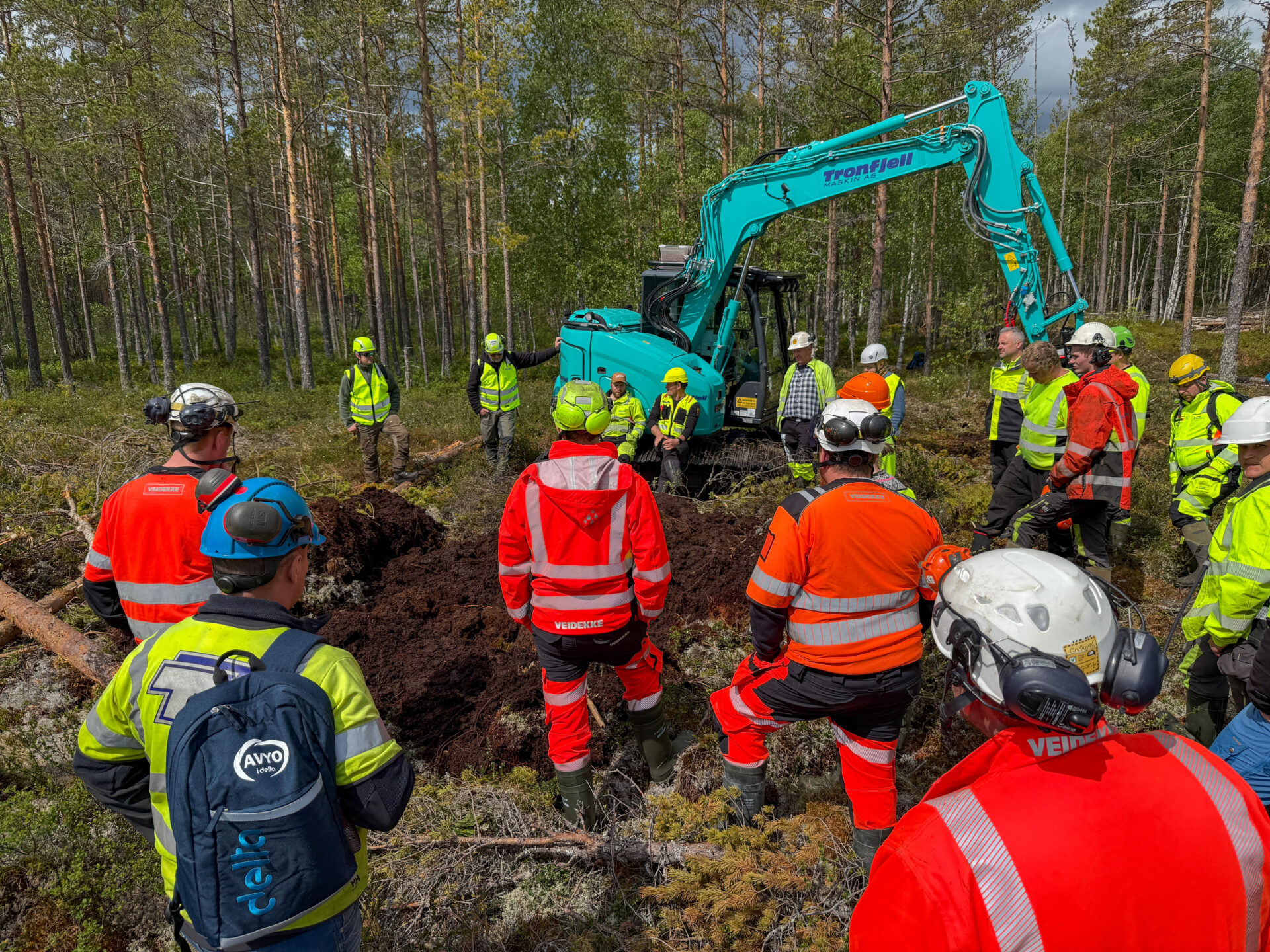 Norges grønne fagskole – Vea arrangerte kurs i myrrestaurering. Vel 80 kursdeltakere fra entreprenører, stat og kommune fra hele landet deltok på de to praktiske dagene. (Foto: Njål Hagen)