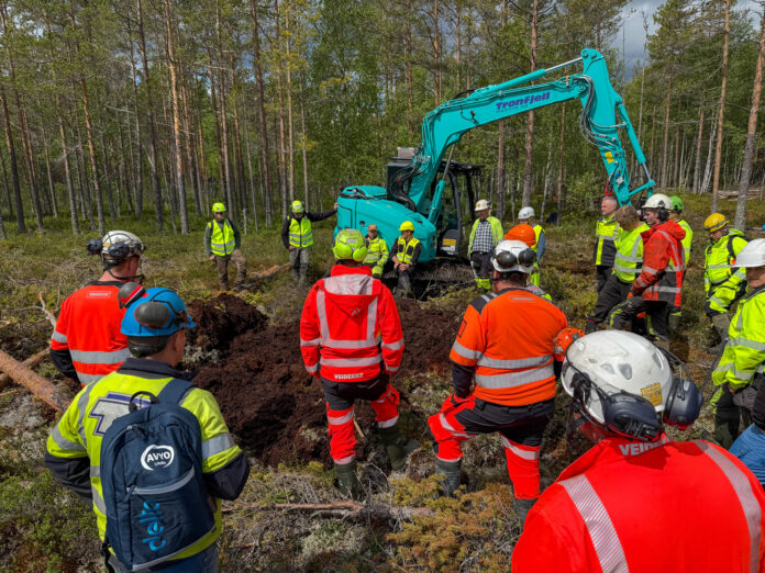 Myrrestaurering1 Norges grønne fagskole – Vea arrangerte kurs i myrrestaurering. Vel 80 kursdeltakere fra entreprenører, stat og kommune fra hele landet deltok på de to praktiske dagene. (Foto: Njål Hagen)