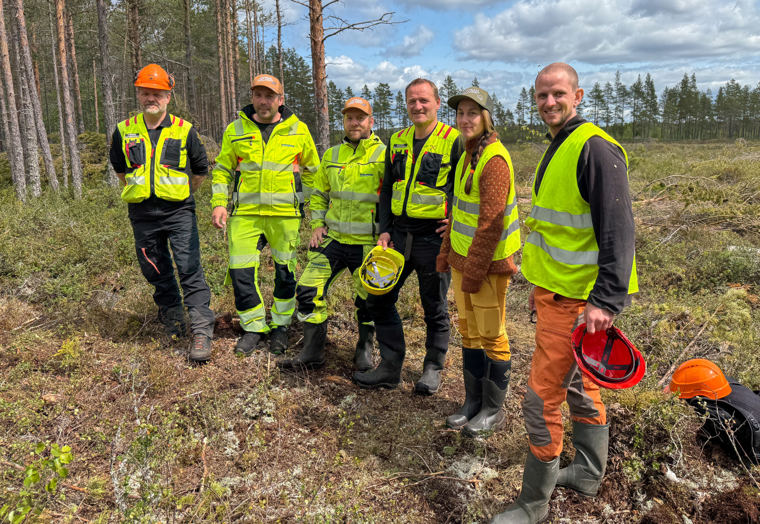Kurs-teamet fra venstre: Kjølv Øystein Falklev (Statens naturoppsyn), Martin Mellemstuen (Tronfjell Maskin), Raymond Furuheim Nystuen (Tronfjell Maskin), Erlend Skutberg (Statens naturoppsyn), Suzanne Wien (Statsforvalteren i Innlandet) og Magnus Nyheim (faglærer på Vea). (Foto: Njål Hagen)
