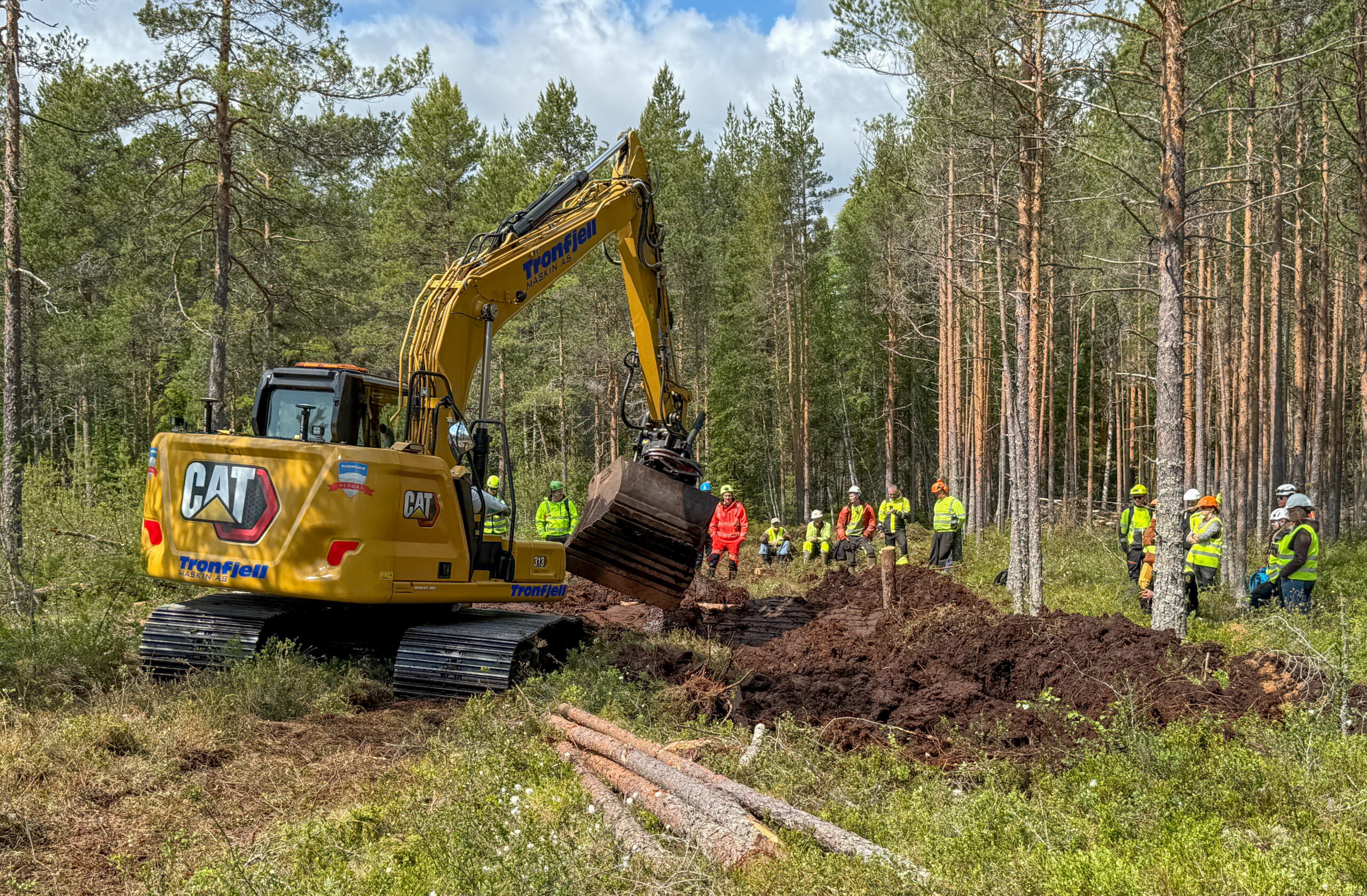 Beltegravere fra 8 til 15 tonn med brede belter (80-100 cm) er best egnet til arbeidet. Disse er lette nok til å flyte oppå og har stor nok rekkevidde til å redusere forflytning på myra til et minimum. MEF-medlem Tronfjell Maskin AS har hatt oppdrag med å restaurere mange titusenvis meter med grøfter på myr. (Foto: Njål Hagen)