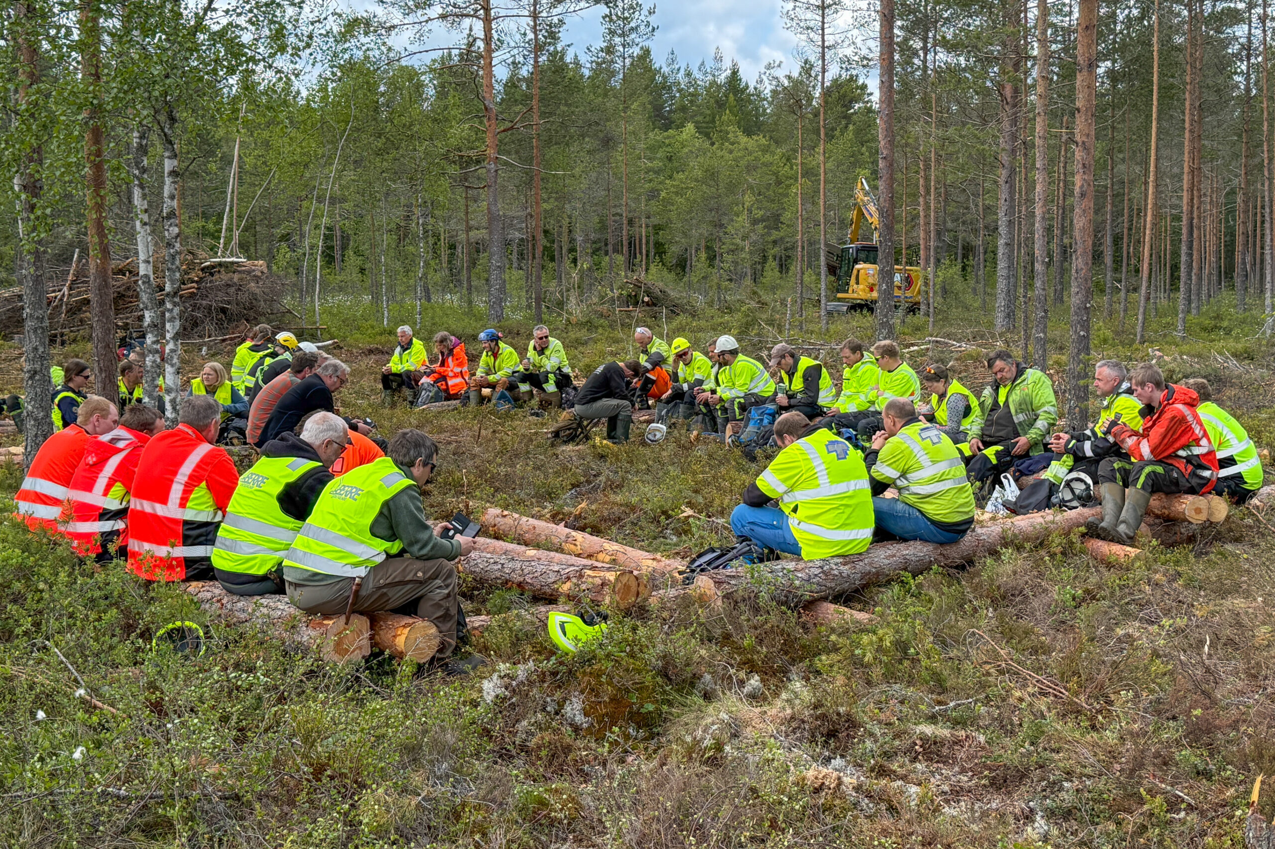 Fint vær og idyllisk område skapte flott ramme for lunsj ute på myra. (Foto: Njål Hagen)