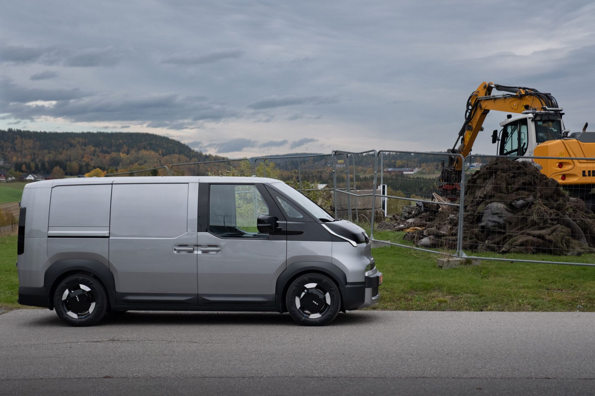 En prototype av Kia sin nye varebil PV5 er allerede på plass i Norge. Varebilen ble vist til pressen mandag 13. okt., og legger deretter ut på en rundreise i Norge for å besøke Kia sine mer enn 30 varebilforhandlere. (Foto: Kia)
