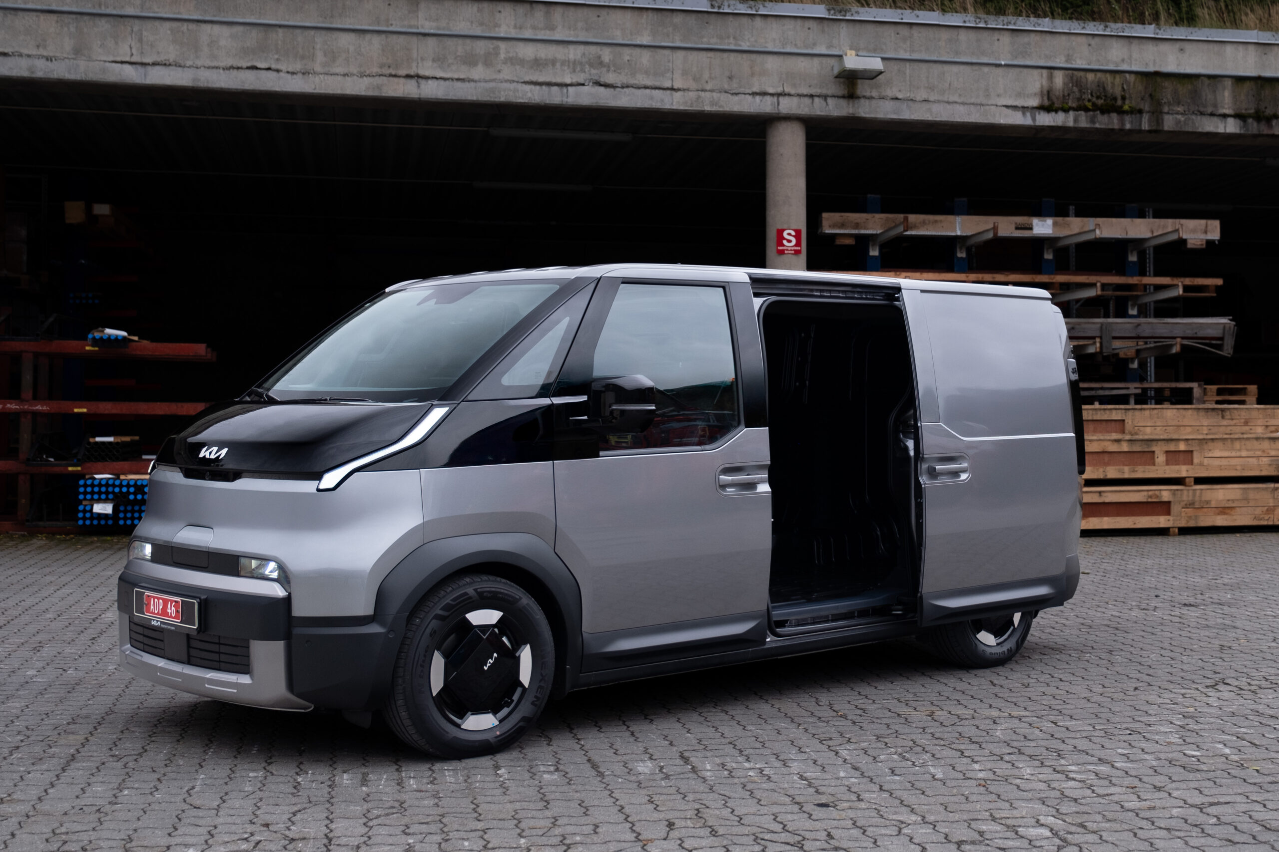 PV5 Cargo kommer standard med to skyvedører. Støtfangeren foran på bilen er tredelt, noe som bidrar til lavere reparasjonskostnader om man er uheldig. (Foto: Kia)