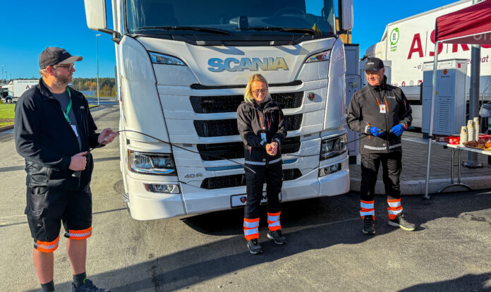 Høytidelig åpning av megawatt-laderen hos Asko i Vestby. De tre ASKO-sjåførene Helge Josefsen (t.v.), Lise Sunde og Roger Jensen markerte det hele ved å klippe over en kabel. (Foto: Njål Hagen)