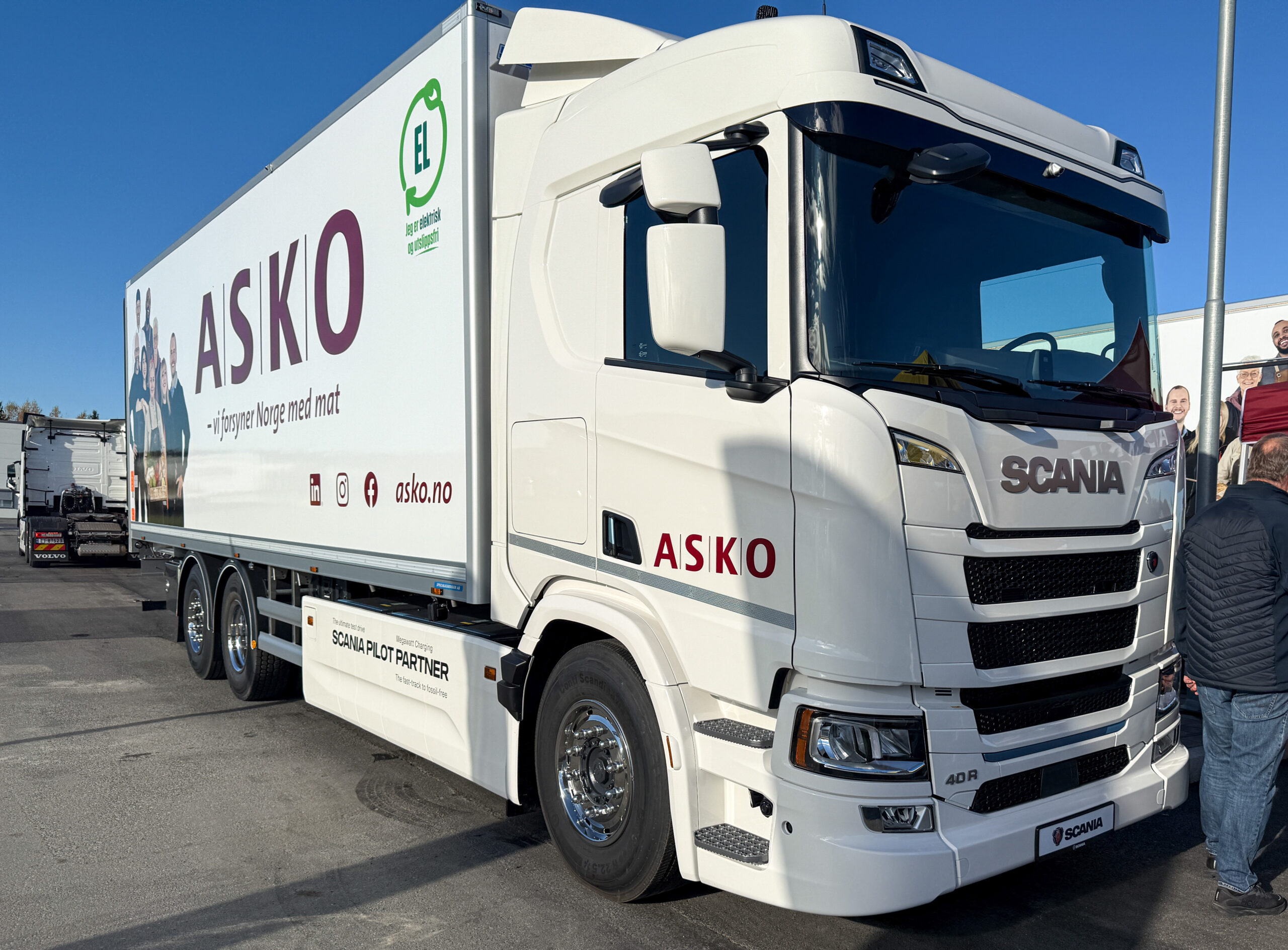 Den nye elektriske Scaniaen som Asko nå tar i bruk, er en Scania 40 R med boggi og styrbar sisteaksling. Bilen er bygget med den nye enmotors drivlinjen med den største effekten på 400 kW, og den har en firetrinns girkasse. Lastebilen er den første i verden som skal gå ute hos kunde, og det er Scania Pilot Partner som leverer bilen. (Foto: Njål Hagen)
