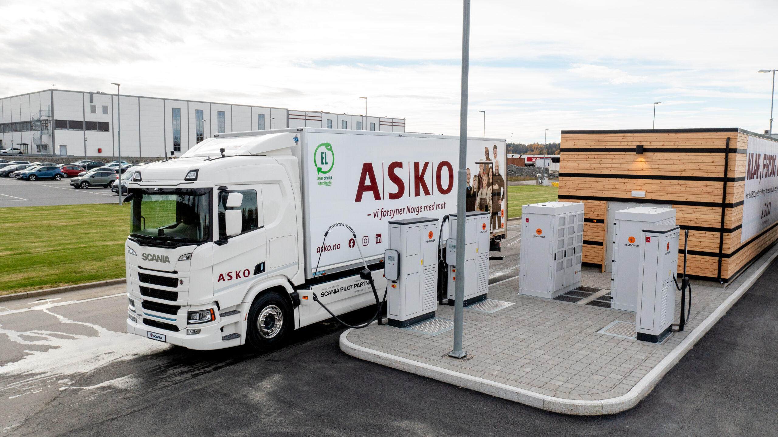 Det nye ladeanlegget som Asko har etablert, har til sammen to ladepunkter for MCS og fire ladepunkter for CCS2. De to for MCS har en maksimal ladehastighet på 1,2 megawatt, hver mens de fire CC2-kontaktene er på 560 kW. (Foto: Norsk Scania)