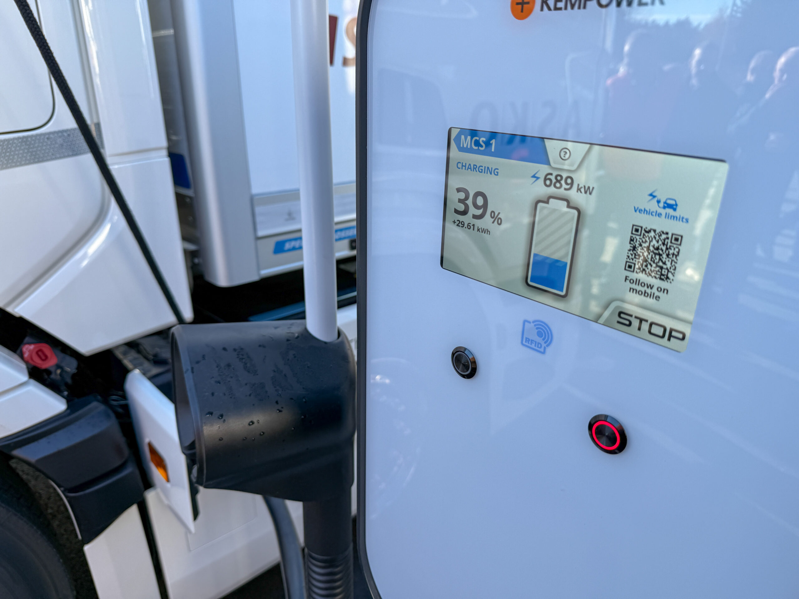 Ladestasjonen kan levere hele 1000 kW, men Scaniaen er ikke klargjort for å ta imot mer enn 750 kW foreløpig. (Foto: Njål Hagen)