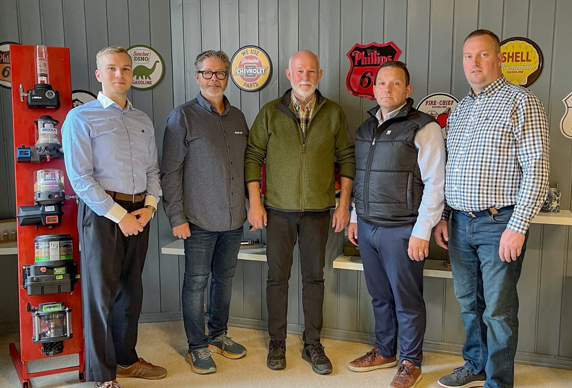 Fra venstre, Hlynur Isak Vilmundarson (medeier i Skralli og prosjektleder Elba), Ronny J. Thoresen (daglig leder Elba), Leif Børre Andersen (tidligere eier av Elba), Vilmundur «Villi» Theodorsson (medeier og daglig leder i Skralli), og Örvar S. Haraldsson (medeier og salgssjef i Skralli). (Foto: Skralli)