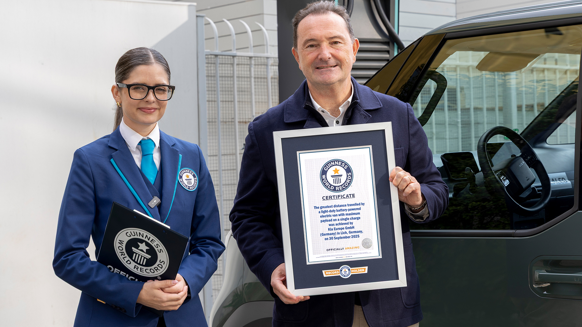 En stolt Europasjef Marc Hedrich med Guinness World Records-tittelen. (Foto: Kia)