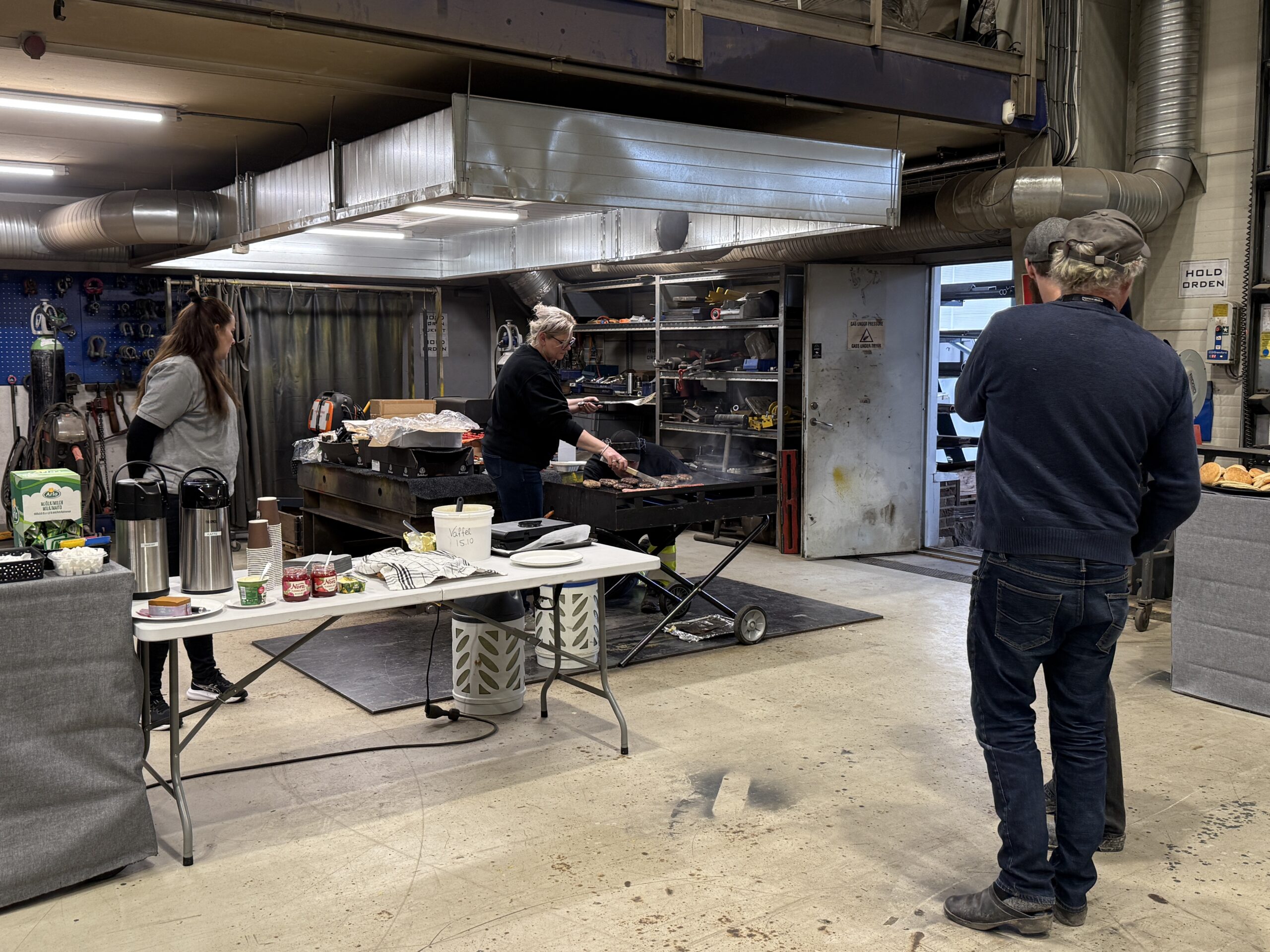I tillegg til fremvisning og demonstrasjon av et stort antall maskiner, får de besøkende god servering, og det er forskjellige kurs som arrangeres de to Oktoberdager. (Foto: Njål Hagen)
