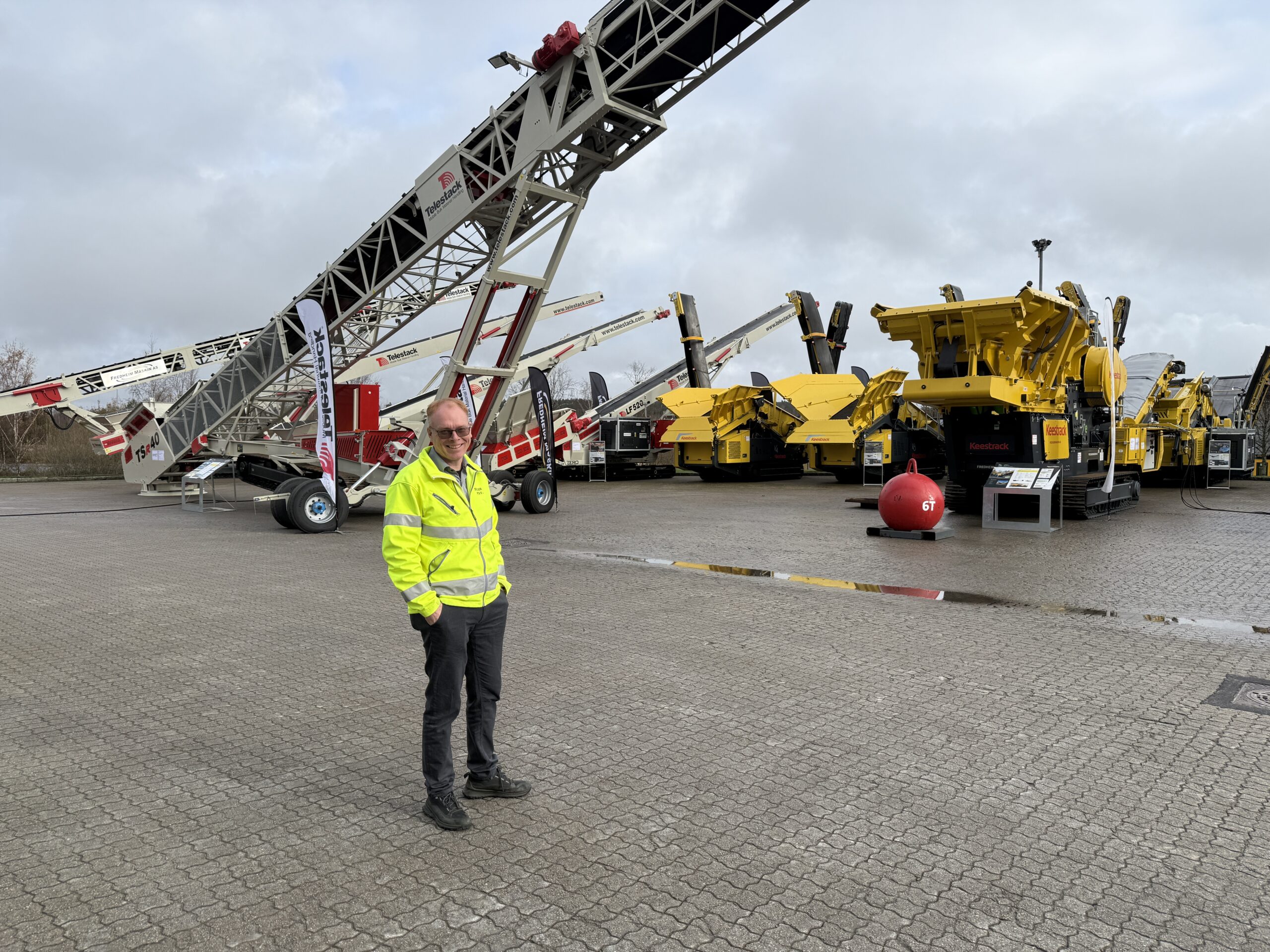 Per Olav Fredheim, daglig leder i Fredheim Maskin, foran den nye stackeren Telestack TSR40, som blant annet har fått ny programvare. (Foto: Njål Hagen)