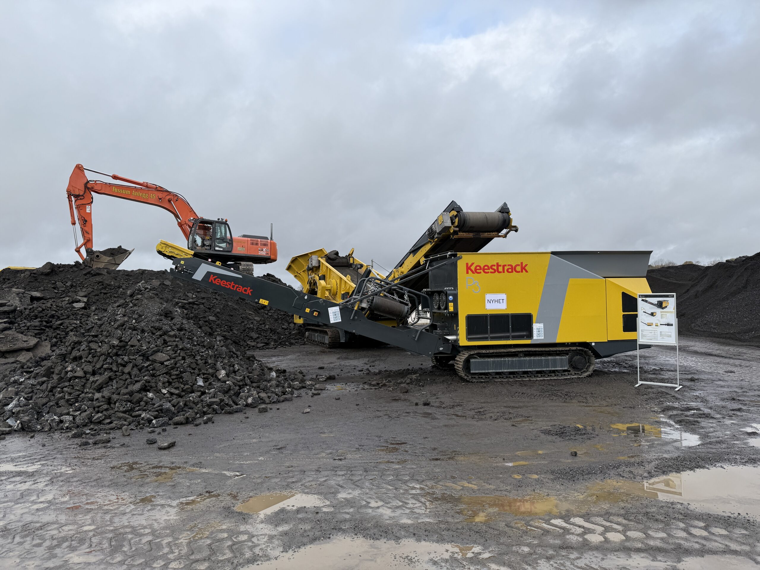 Dette er den nye kverna Keestrack P3. Den er en kompakt 2-akslet saktegående avfallskvern på 16 tonn, og er beregnet for rivningsmateriale, trevirke, grønt, trær/røtter, avfall, dekk, asfalt med mer. (Foto: Njål Hagen)