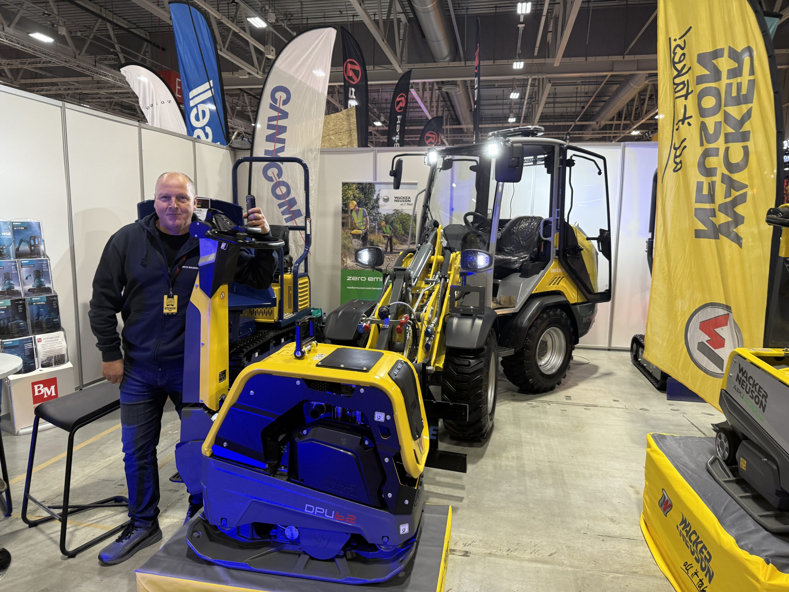 Beck Maskin AS stilte også i år på Oslo Motor Show med egen stand. Selger Trond Wiker kunne fortelle at det var mange som viste interesse for Wacker Neuson-maskinene de stilte ut på standen. (Foto: Njål Hagen)